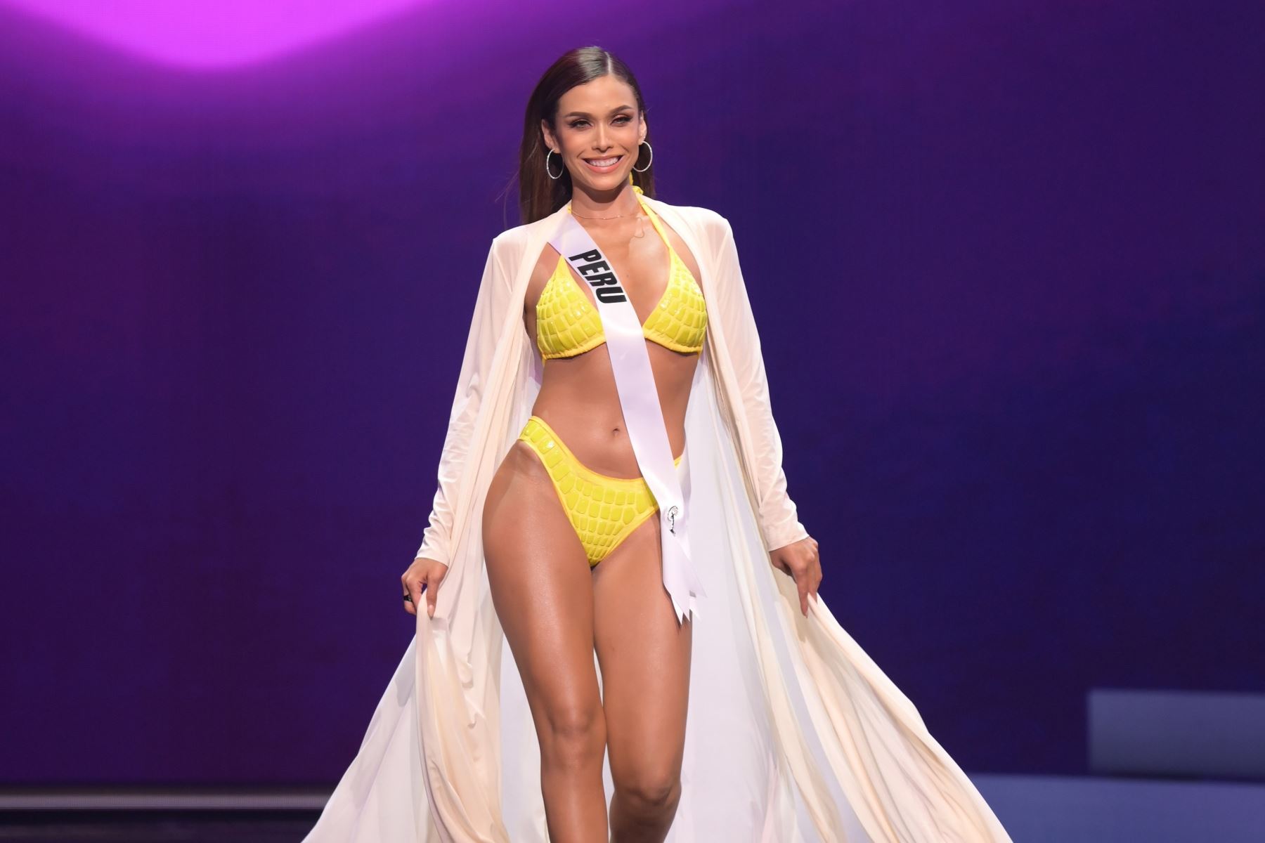 Miss Universo Perú Janick Maceta Del Castillo aparece en el escenario de Miss Universe 2021 - National Costume Show en Seminole Hard Rock Hotel & Casino en Hollywood, Florida. Foto: AFP