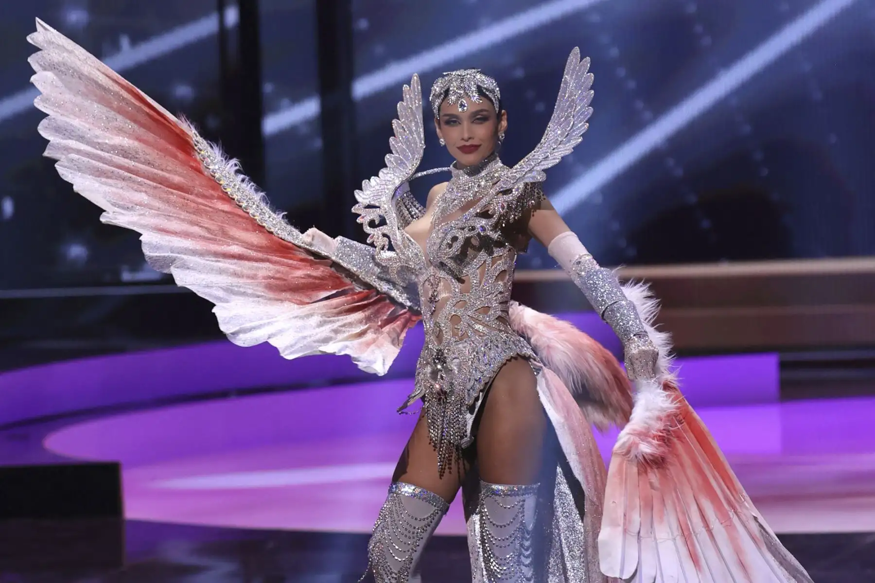 Miss Universo Perú Janick Maceta Del Castillo aparece en el escenario de Miss Universe 2021 - National Costume Show en Seminole Hard Rock Hotel & Casino en Hollywood, Florida. Foto: AFP