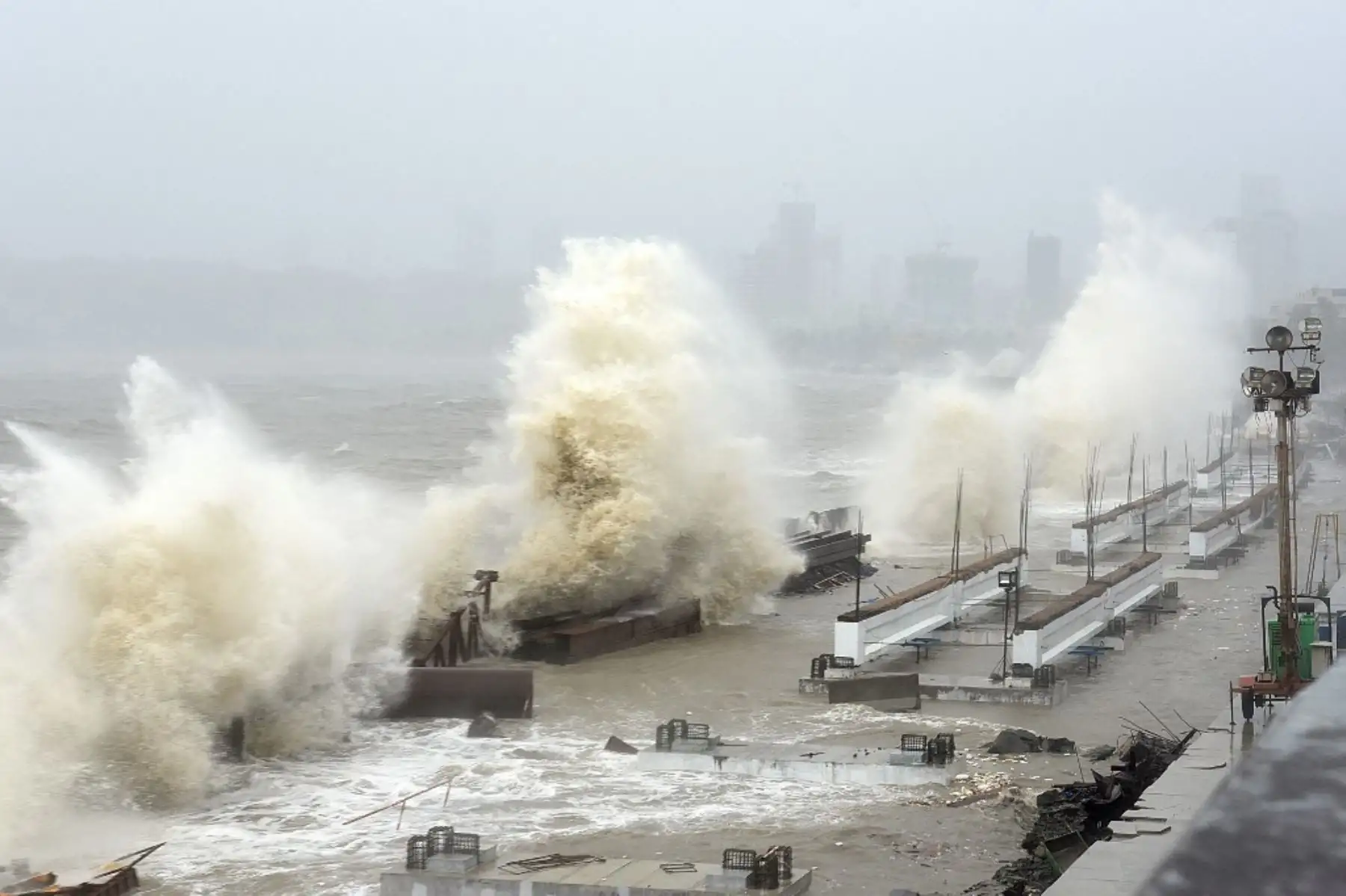 Las olas azotan una costa en Mumbai el 17 de mayo de 2021, cuando el ciclón Tauktae, que genera vientos feroces y amenaza con una tormenta destructiva, azota India, interrumpiendo la respuesta del país a su devastador brote de Covid-19. Foto: AFP
