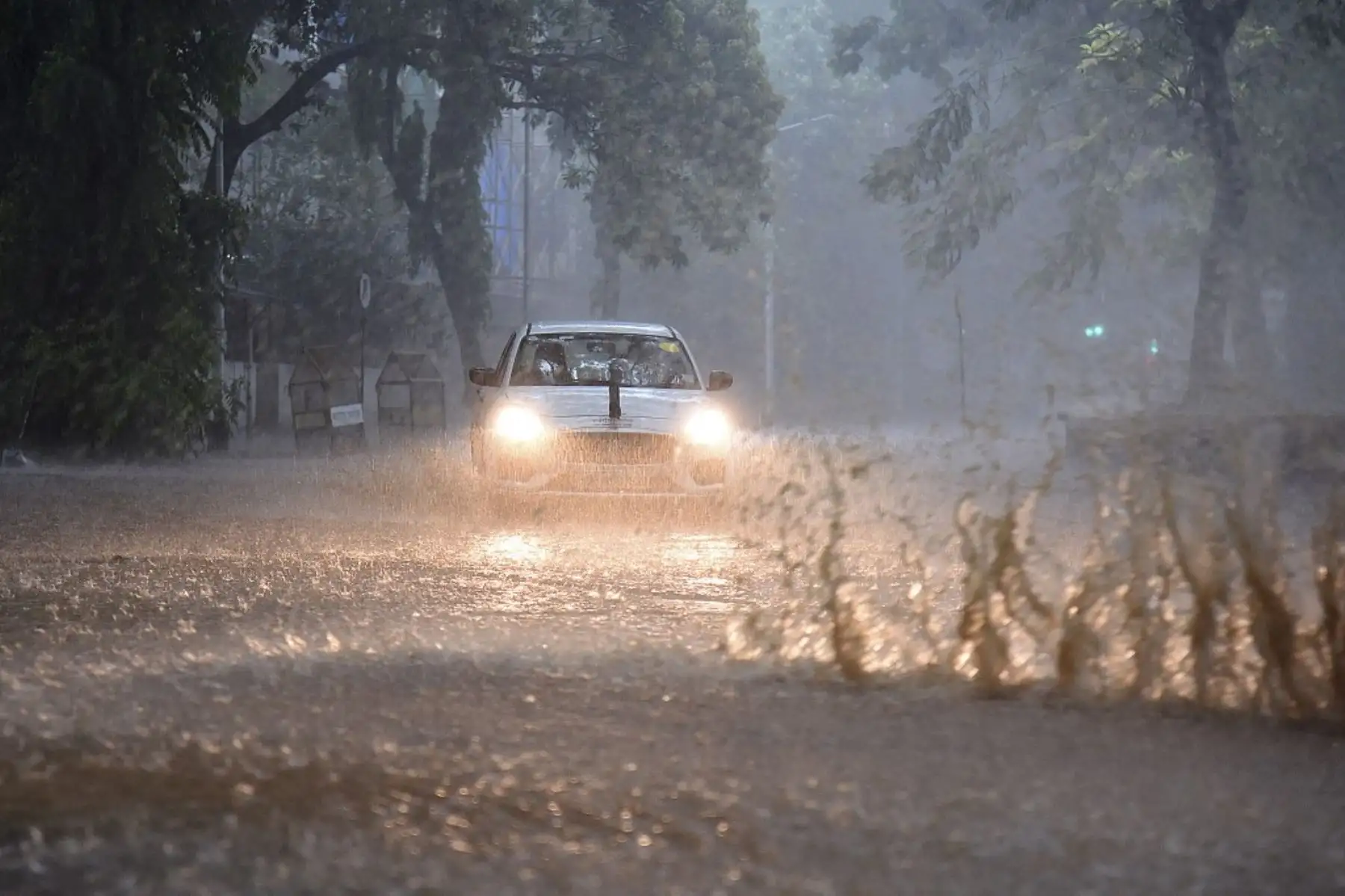 Los viajeros conducen a través de una carretera anegada en medio de las fuertes lluvias en Mumbai el 17 de mayo de 2021, cuando el ciclón Tauktae, con vientos feroces y una amenaza de tormenta destructiva, azotaba India, interrumpiendo la respuesta del país a su devastador brote de Covid-19. Foto: AFP