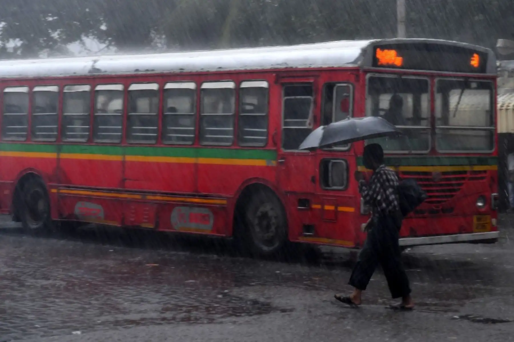 Un pasajero espera su autobús en una terminal en medio de las fuertes lluvias del ciclón Tauktae en Mumbai el 17 de mayo de 2021. Foto: AFP