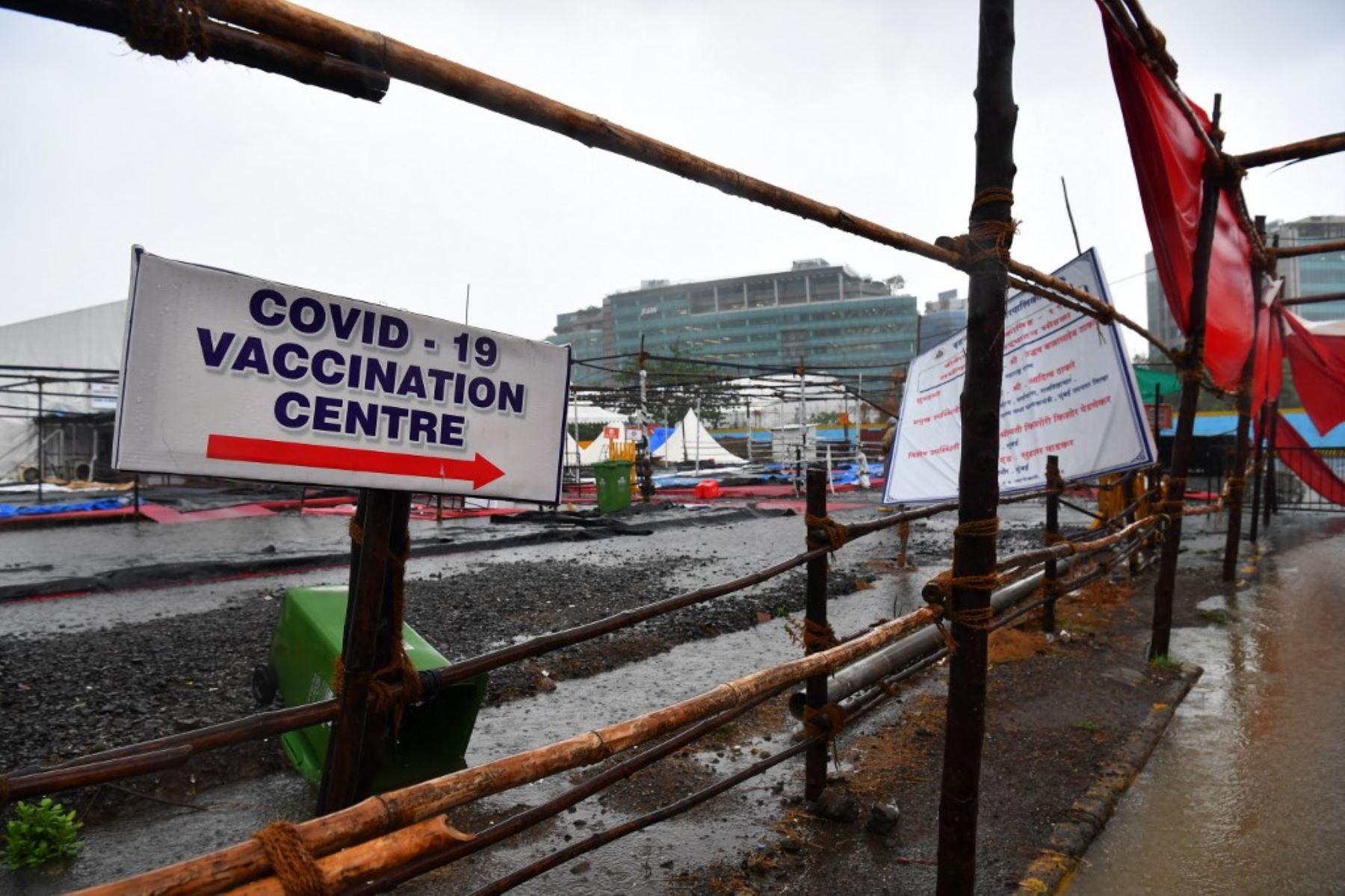 Una parte dañada del centro de vacunación contra el coronavirus BKC Jumbo Covid-19 se muestra después de que una parte del pasillo de entrada fuera arrastrada por los fuertes vientos de la tormenta ciclónica Tauktae en Mumbai el 17 de mayo de 2021. Foto: AFP