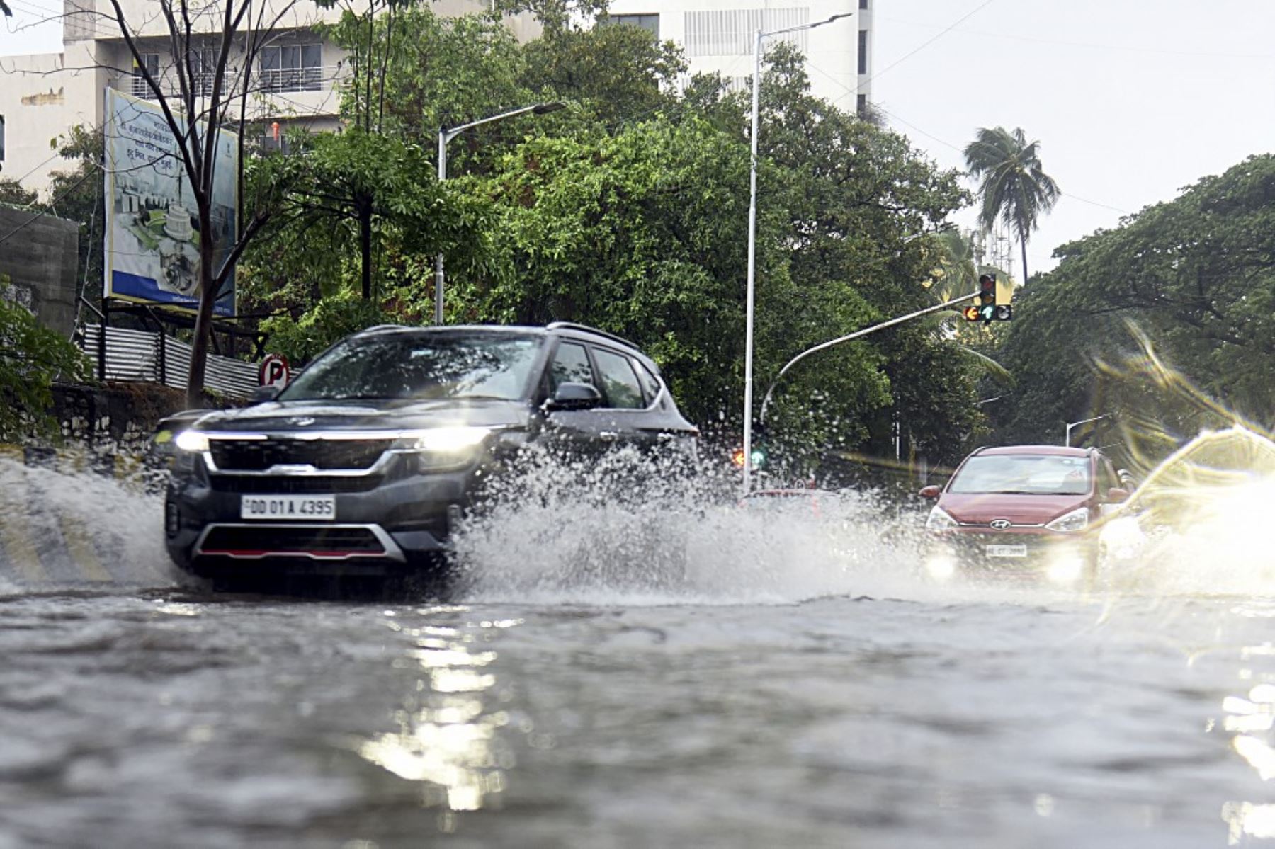 Los viajeros conducen a través de una carretera anegada en medio de las fuertes lluvias en Mumbai el 17 de mayo de 2021, cuando el ciclón Tauktae, con vientos feroces y una amenaza de tormenta destructiva, azotaba India, interrumpiendo la respuesta del país a su devastador brote de Covid-19. Foto: AFP