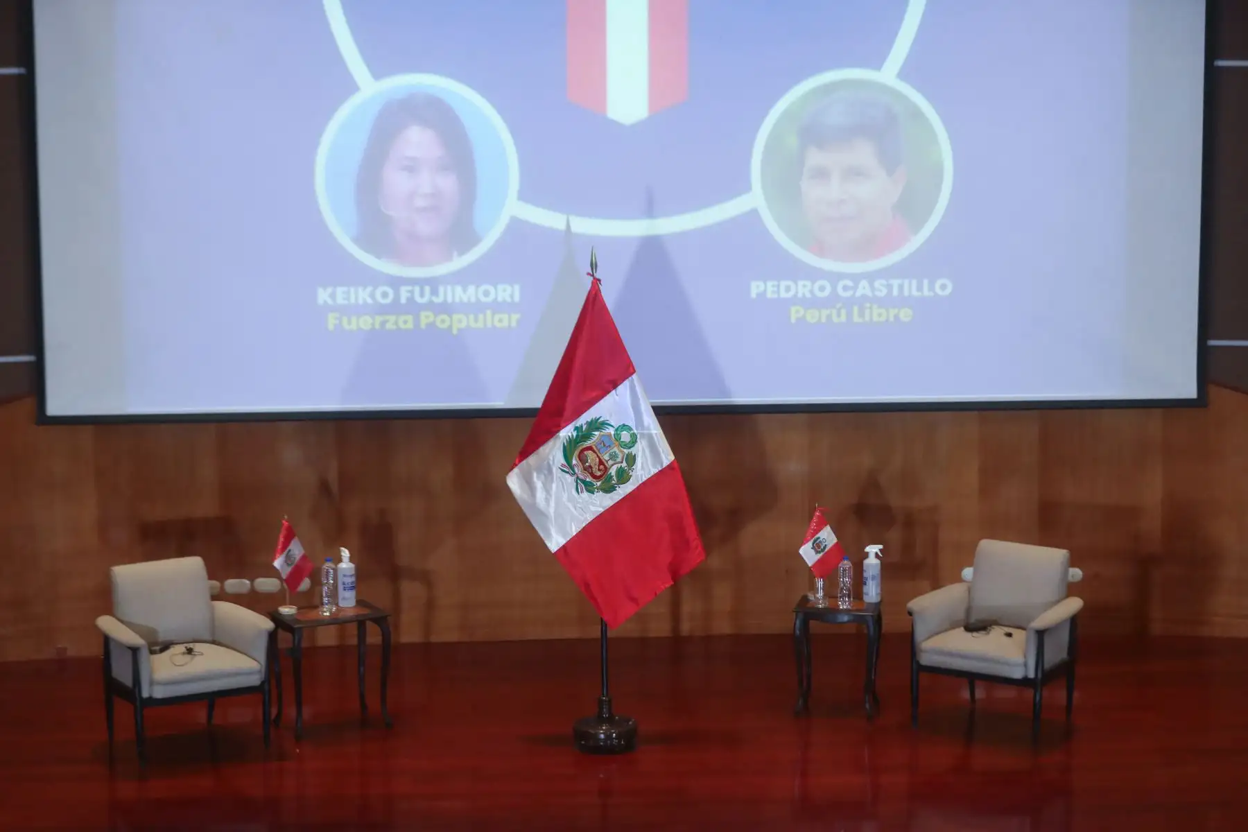 Candidatos a la presidencia de Perú Libre, Pedro Castillo, y de Fuerza Popular, Keiko Fujimori, asumirán el compromiso de cumplir con los 12 puntos expuestos en la Proclama Ciudadana - Juramento por la Democracia. En el auditorio del Colegio Médico del Perú. Foto: ANDINA/Carla Patiño