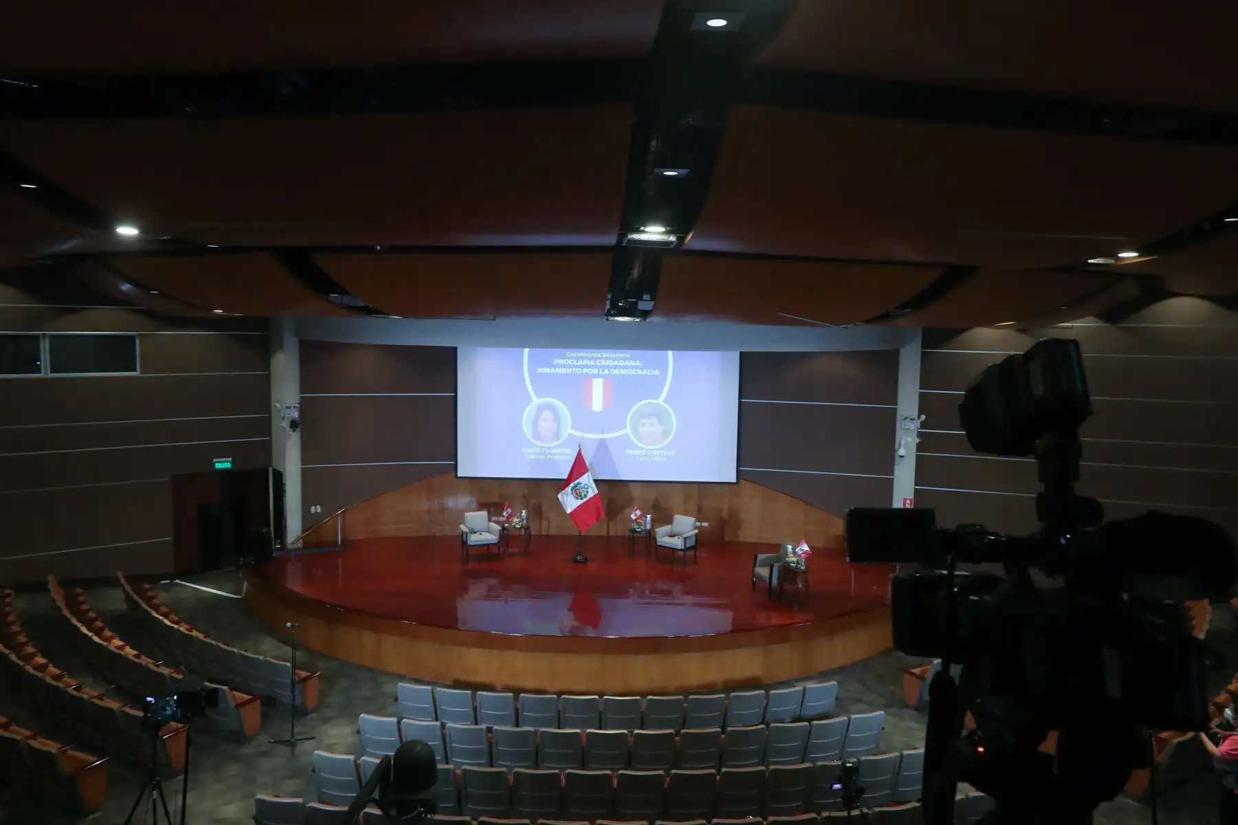Candidatos a la presidencia de Perú Libre, Pedro Castillo, y de Fuerza Popular, Keiko Fujimori, asumirán el compromiso de cumplir con los 12 puntos expuestos en la Proclama Ciudadana - Juramento por la Democracia. En el auditorio del Colegio Médico del Perú. Foto: ANDINA/Carla Patiño