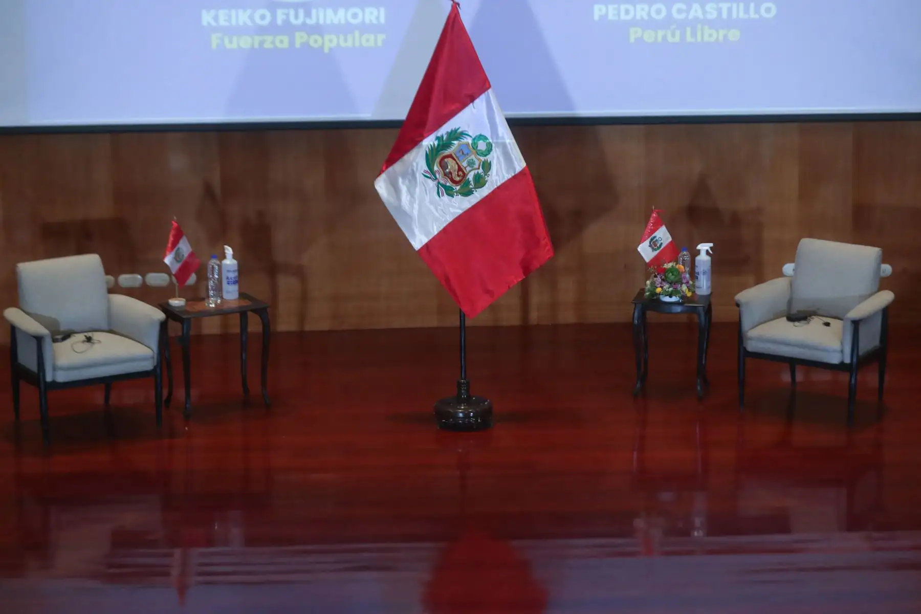 Candidatos a la presidencia de Perú Libre, Pedro Castillo, y de Fuerza Popular, Keiko Fujimori, asumirán el compromiso de cumplir con los 12 puntos expuestos en la Proclama Ciudadana - Juramento por la Democracia. En el auditorio del Colegio Médico del Perú. Foto: ANDINA/Carla Patiño