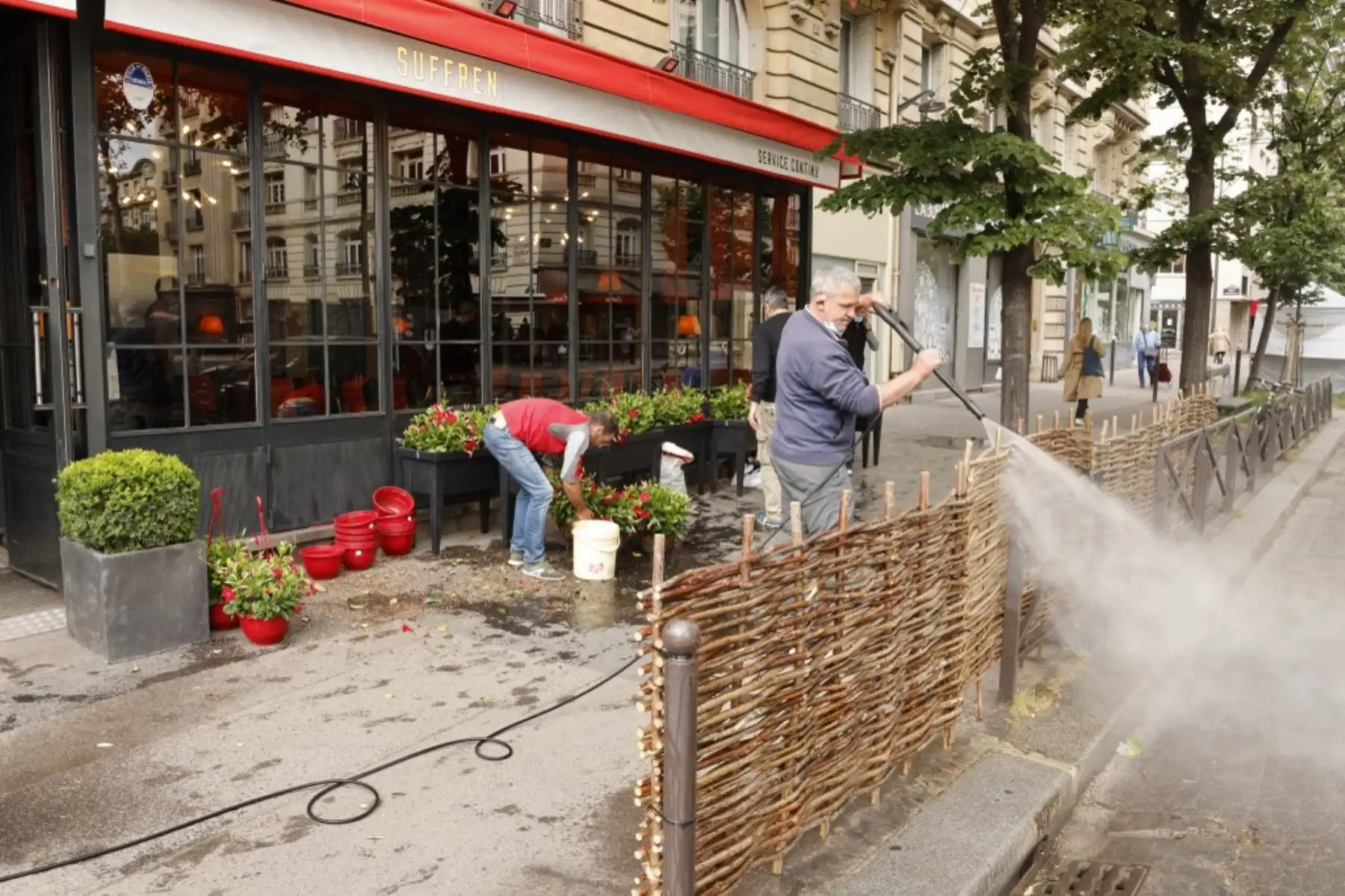 Los empleados están trabajando para instalar la terraza de un café el 17 de mayo de 2021 en París, dos días antes de la reapertura de bares y restaurantes en Francia, el último paso hacia el fin del tercer cierre nacional de Covid-19 en Francia. Foto: AFP