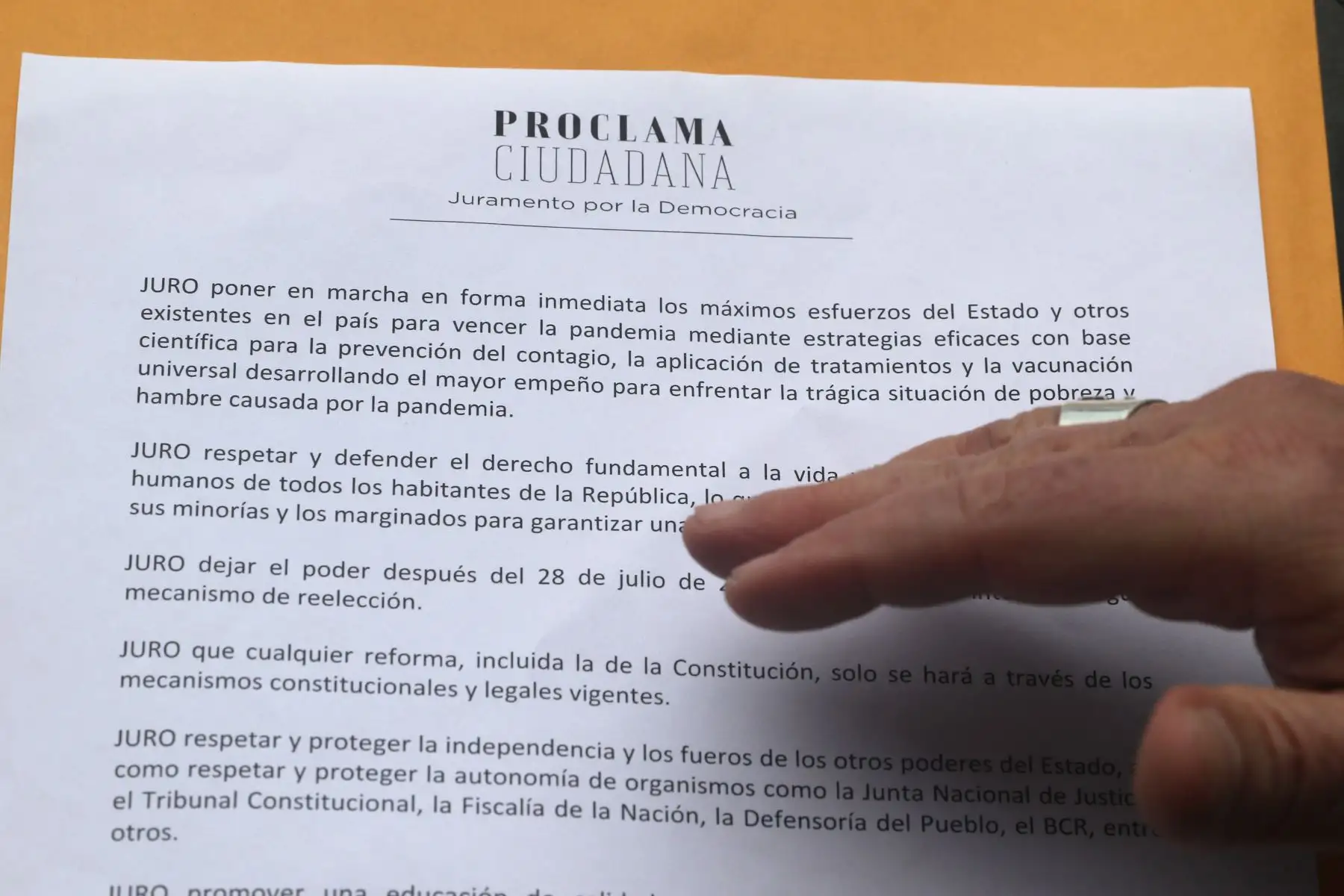 Mons. Pedro Barreto, muestra el compromiso de la Proclama Ciudadana - Juramento por la Democracia. Foto: ANDINA/Andrés Valle