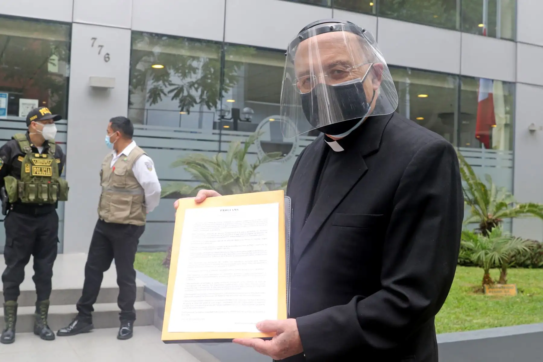 El cardenal Pedro Barreto y la Proclama Ciudadana firmada por los candidatos. ANDINA/Andrés Valle
