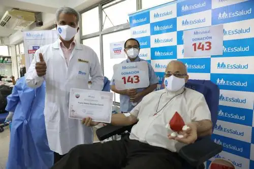 El seguro Social promueve la donación voluntaria para continuar salvando vidas, por cada unidad de sangre se podría salvar tres. Sacerdote de 61 años es un donante recurrente que ha realizado este acto de amor 142 veces, y hoy lo hace una vez más en el Banco de Sangre del Hospital Rebagliati. Foto: ANDINA/EsSalud
