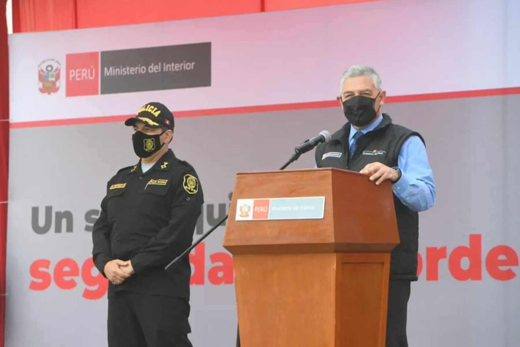 El ministro de Interior, José Elice, indica que este año se tiene prevista una inversión de 293 millones 907 mil soles que contempla la adquisición de vehículos antimotines, ambulancias, armas por reposición y el mejoramiento de las condiciones operativas de la Policía Aérea. Foto: ANDINA/MininterPeru