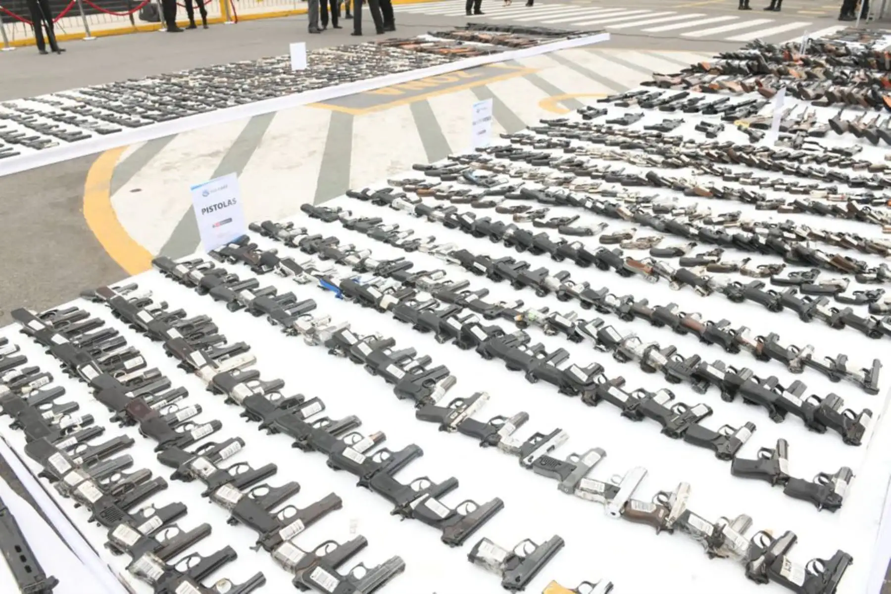 El ministro de Interior, José Elice, indica que este año se tiene prevista una inversión de 293 millones 907 mil soles que contempla la adquisición de vehículos antimotines, ambulancias, armas por reposición y el mejoramiento de las condiciones operativas de la Policía Aérea
Foto:ANDINA/MininterPeru