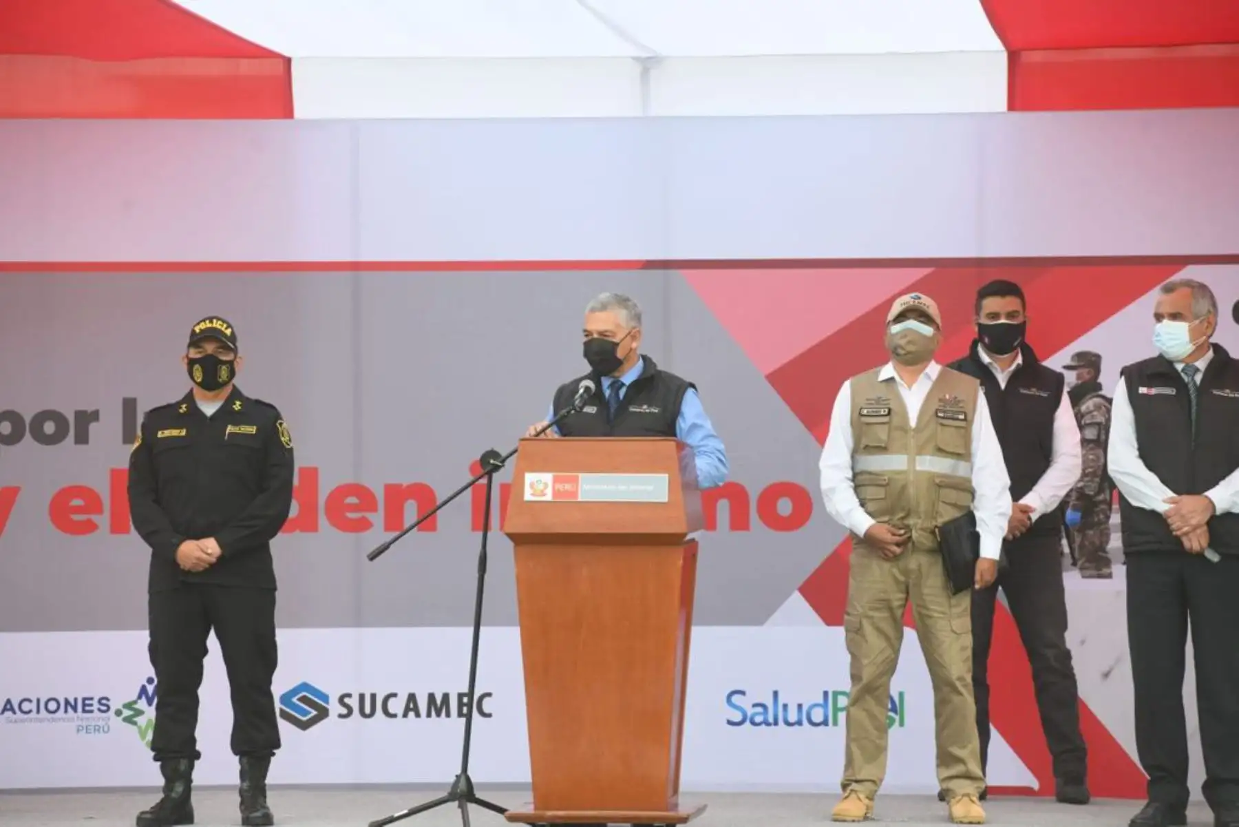 El ministro de Interior, José Elice, indica que este año se tiene prevista una inversión de 293 millones 907 mil soles que contempla la adquisición de vehículos antimotines, ambulancias, armas por reposición y el mejoramiento de las condiciones operativas de la Policía Aérea
Foto:ANDINA/MininterPeru
