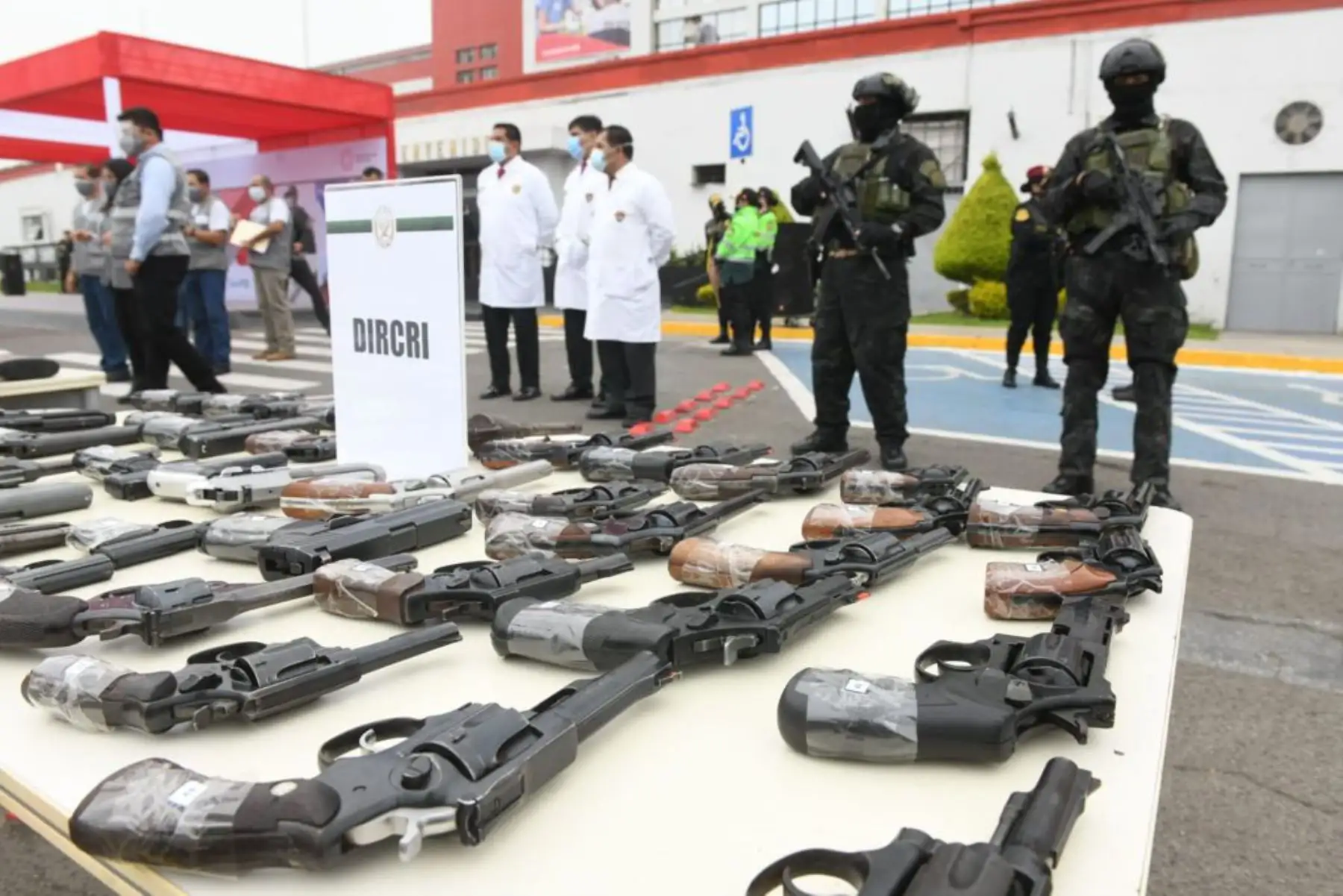 El ministro de Interior, José Elice, indica que este año se tiene prevista una inversión de 293 millones 907 mil soles que contempla la adquisición de vehículos antimotines, ambulancias, armas por reposición y el mejoramiento de las condiciones operativas de la Policía Aérea. Foto: ANDINA/MininterPeru