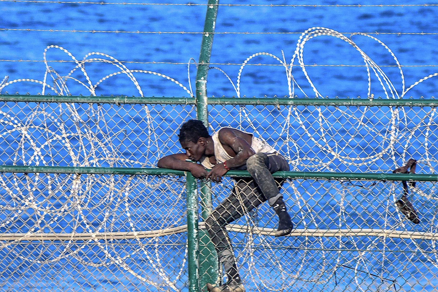 En esta foto de archivo, un migrante se abrió paso hacia el territorio español de Ceuta el 30 de agosto de 2019. Al menos 2,700 marroquíes, entre ellos 1,00 niños, entraron ilegalmente a España en un solo día. Foto: AFP