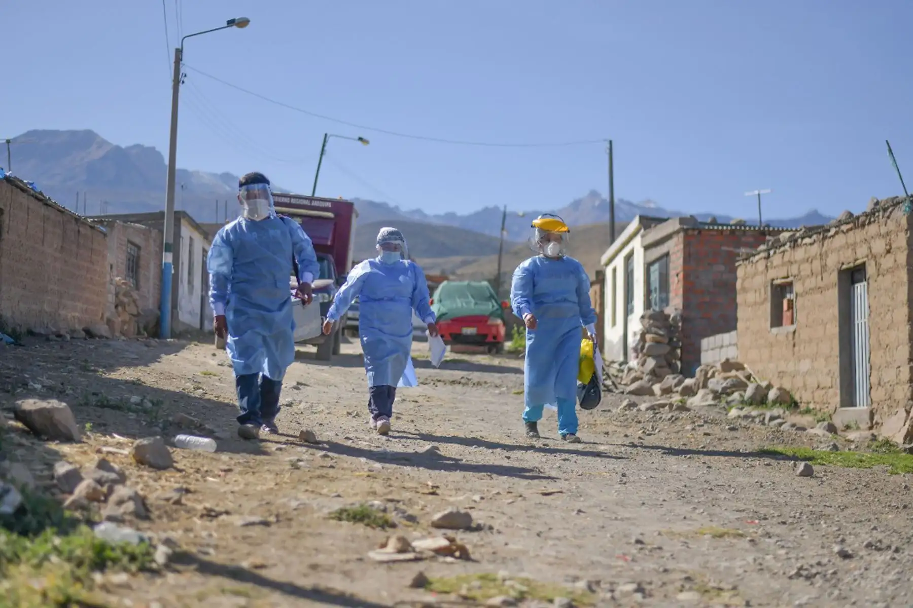 Largas caminatas y jornadas largas de trabajo realiza el personal de salud de Arequipa para llegar al pueblo de Chiguata y anexos que se encuentra ubicada a 30 km al Sur-este de la ciudad de Arequipa.  
Foto: Cortesía Diego Ramos