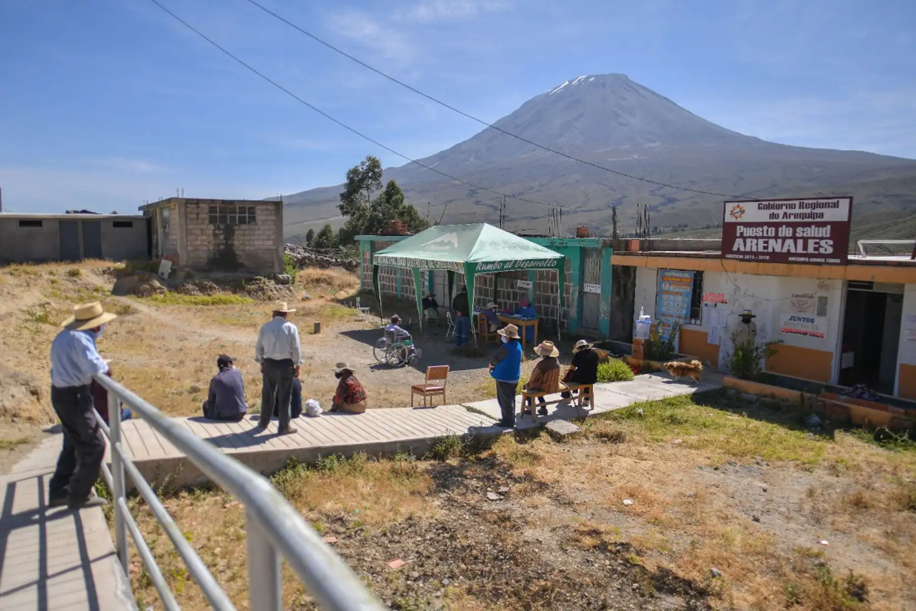 Largas caminatas y jornadas largas de trabajo realiza el personal de salud de Arequipa para llegar al pueblo de Chiguata y anexos que se encuentra ubicada a 30 km al Sur-este de la ciudad de Arequipa.  
Foto: Cortesía Diego Ramos