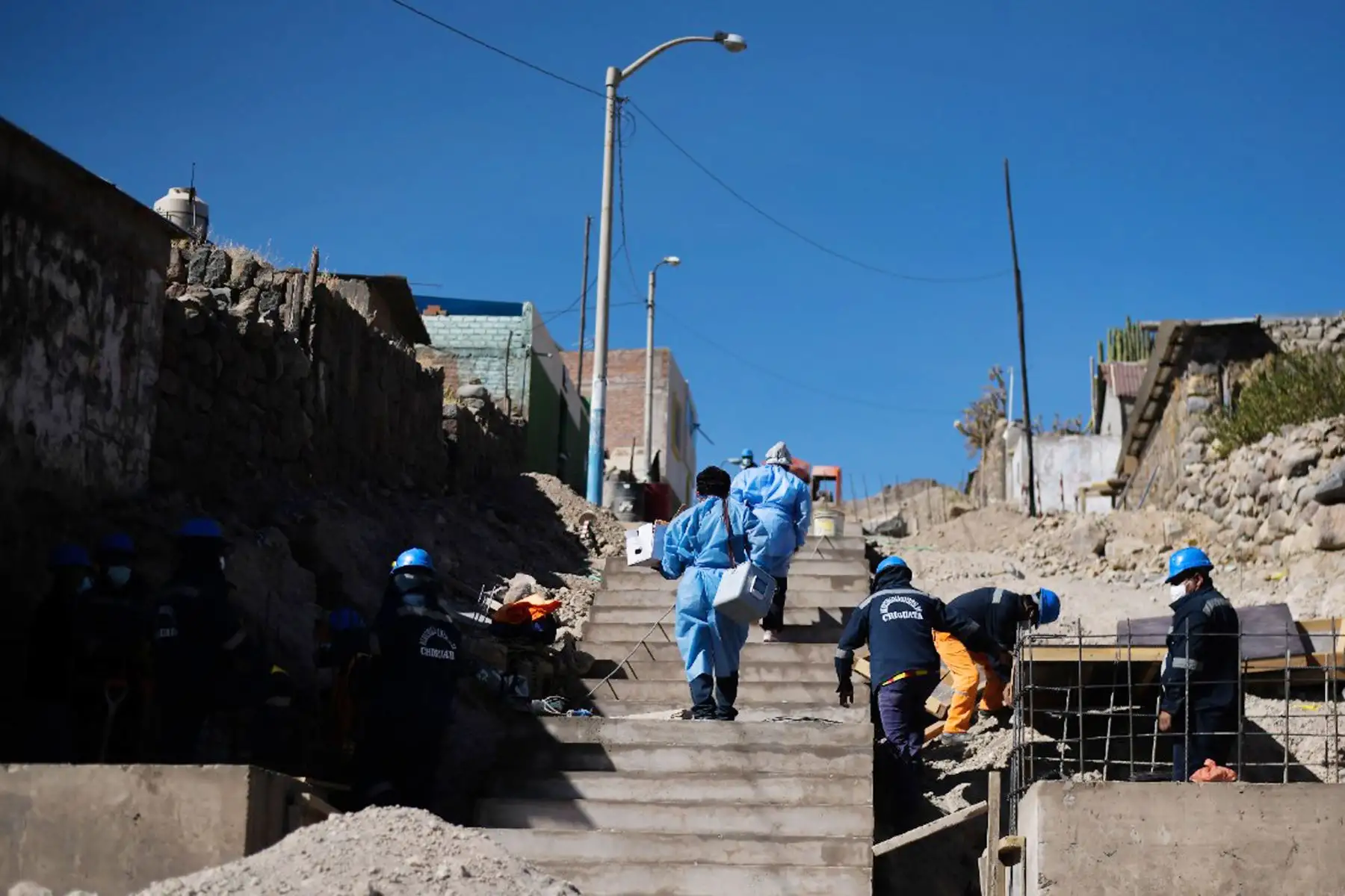 Largas caminatas y jornadas largas de trabajo realiza el personal de salud de Arequipa para llegar al pueblo de Chiguata y anexos que se encuentra ubicada a 30 km al Sur-este de la ciudad de Arequipa.  
Foto: Cortesía Diego Ramos