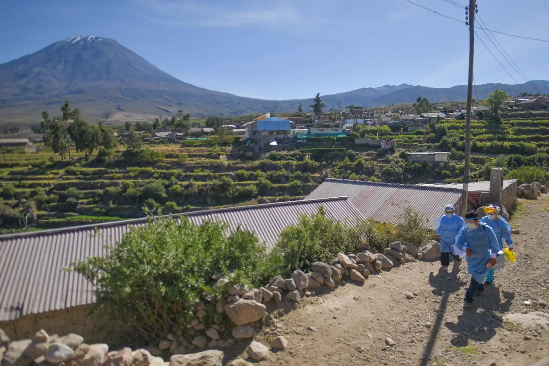 Largas caminatas y jornadas largas de trabajo realiza el personal de salud de Arequipa para llegar al pueblo de Chiguata y anexos que se encuentra ubicada a 30 km al Sur-este de la ciudad de Arequipa.  
Foto: Cortesía Diego Ramos