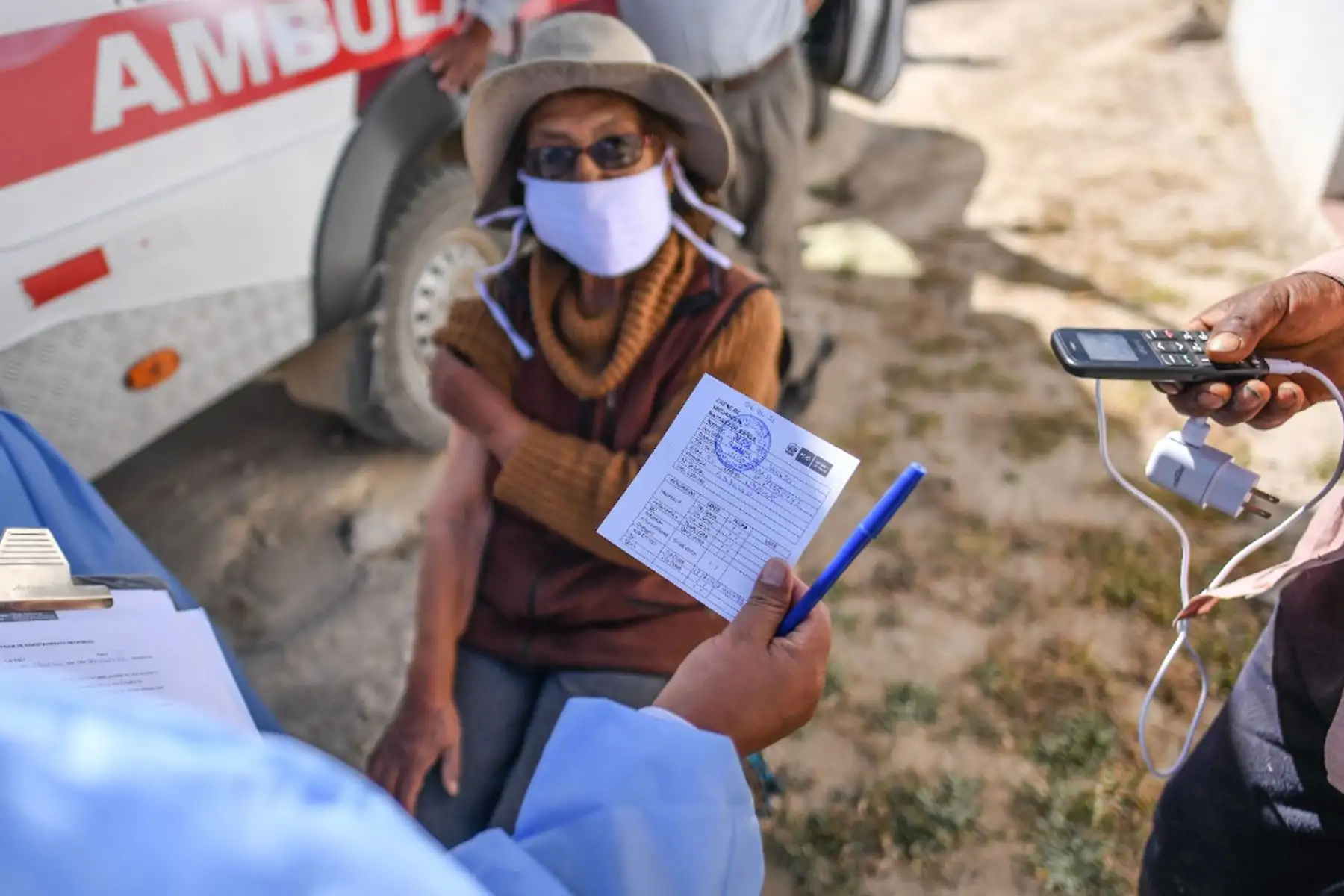 Largas caminatas y jornadas largas de trabajo realiza el personal de salud de Arequipa para llegar al pueblo de Chiguata y anexos que se encuentra ubicada a 30 km al Sur-este de la ciudad de Arequipa.  
Foto: Cortesía Diego Ramos