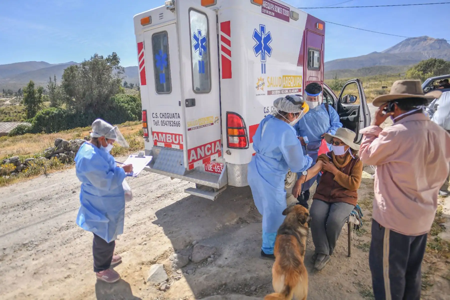 Largas caminatas y jornadas largas de trabajo realiza el personal de salud de Arequipa para llegar al pueblo de Chiguata y anexos que se encuentra ubicada a 30 km al Sur-este de la ciudad de Arequipa.  
Foto: Cortesía Diego Ramos