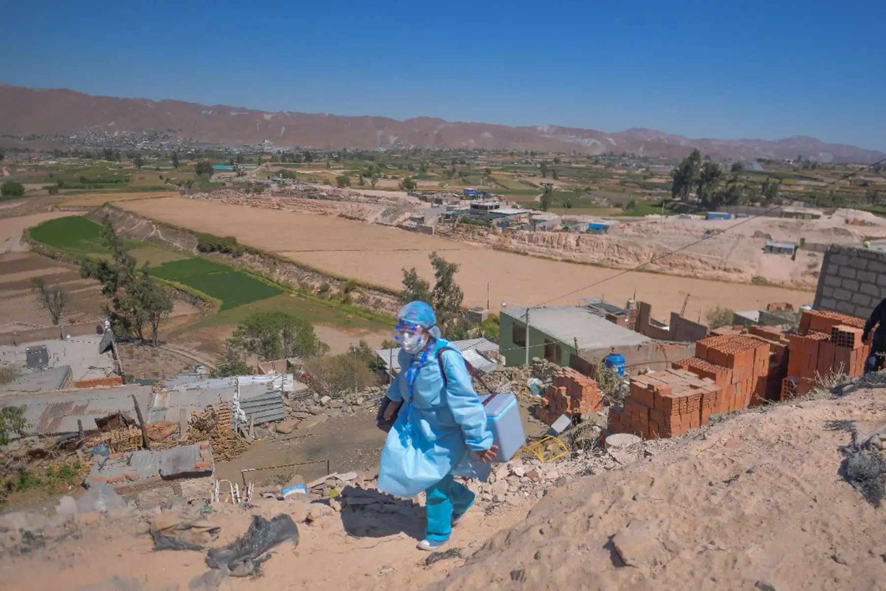 Largas caminatas y jornadas largas de trabajo realiza el personal de salud de Arequipa para llegar al pueblo de Chiguata y anexos que se encuentra ubicada a 30 km al Sur-este de la ciudad de Arequipa.  
Foto: Cortesía Diego Ramos
