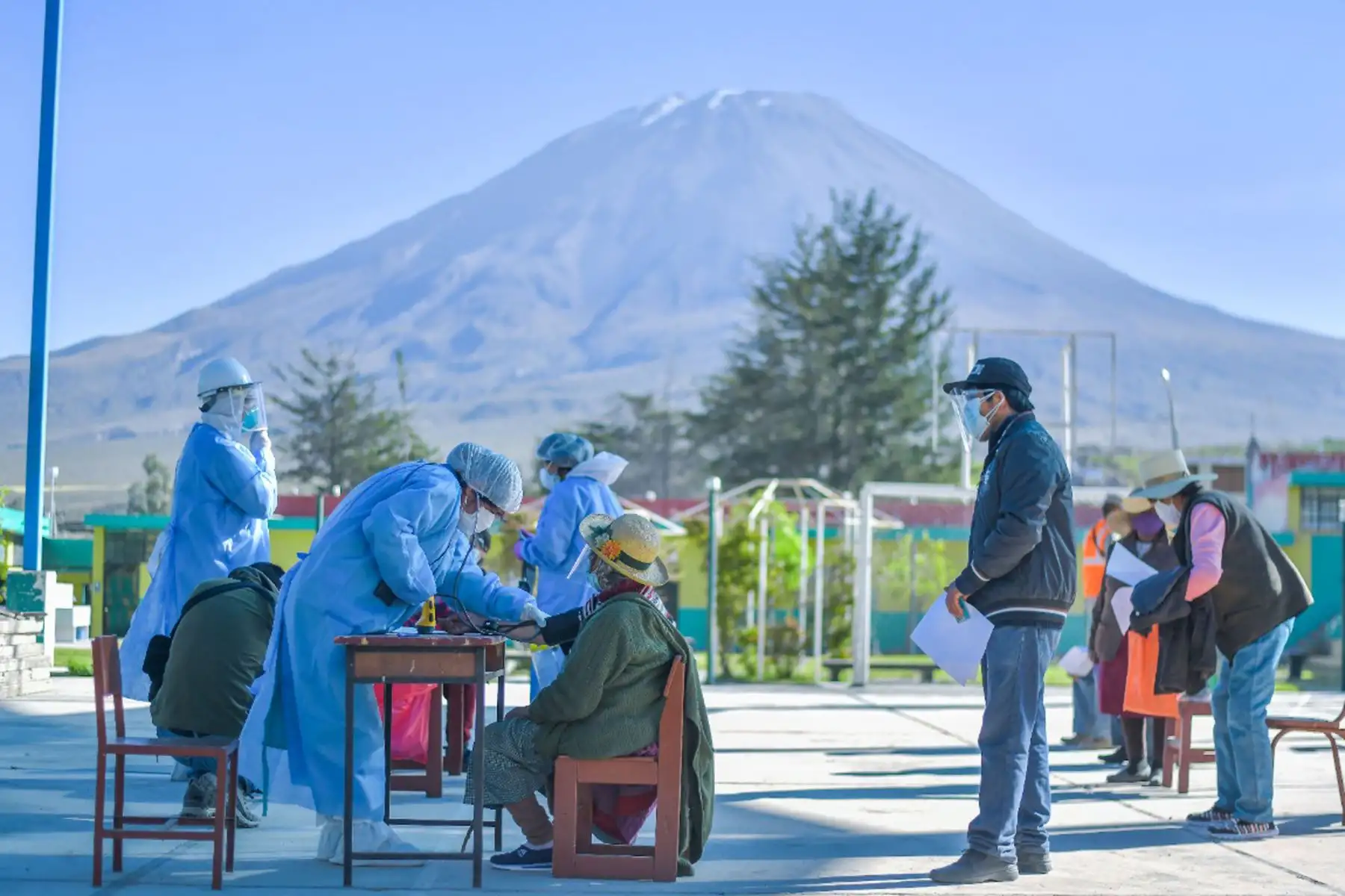Largas caminatas y jornadas largas de trabajo realiza el personal de salud de Arequipa para llegar al pueblo de Chiguata y anexos que se encuentra ubicada a 30 km al Sur-este de la ciudad de Arequipa.  
Foto: Cortesía Diego Ramos