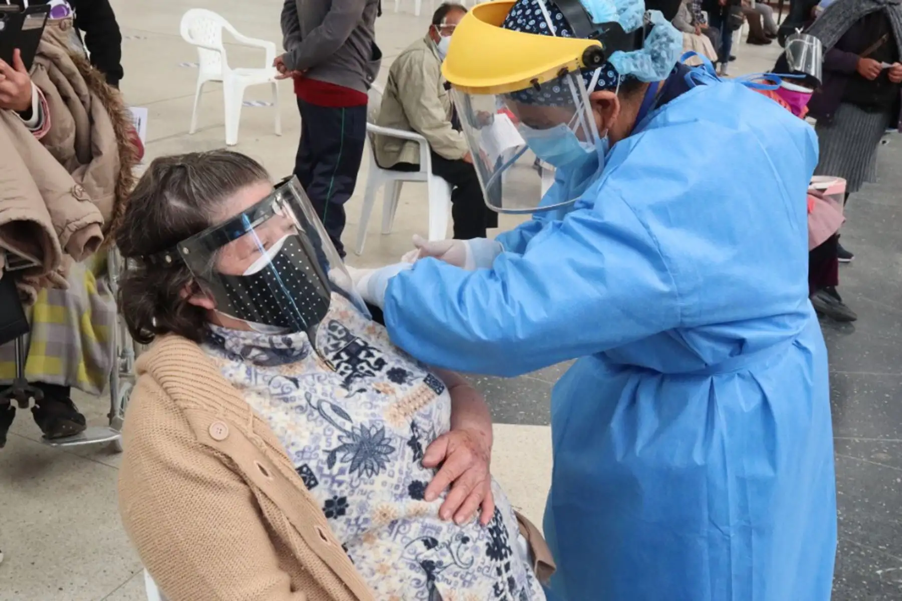 Los adultos mayores de 70 años de Huancayo (Junín) son vacunados contra la covid-19. Foto: ANDINA/Difusión