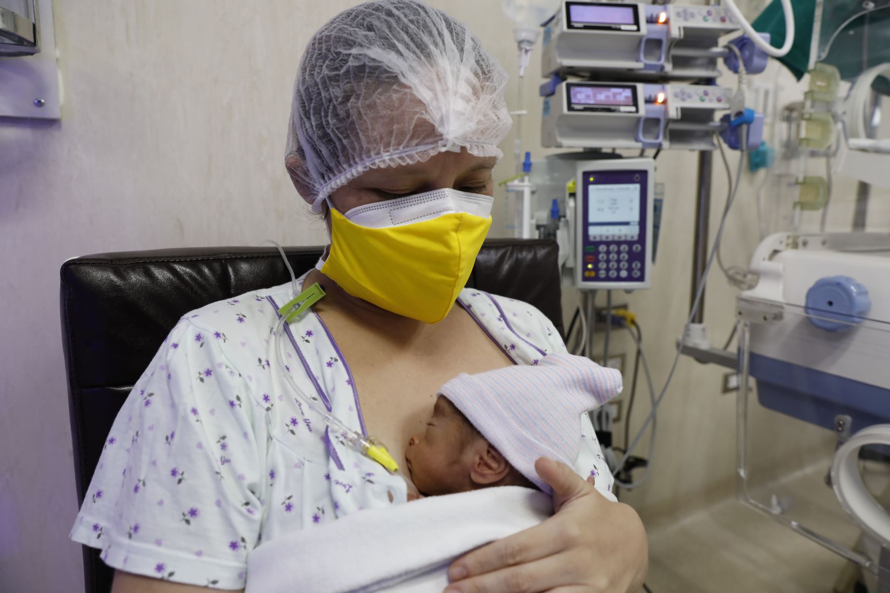 Bebés prematuros son parte del programa "Pulpito de amor" en el hospital Almenara. Foto: ANDINA/difusión.
