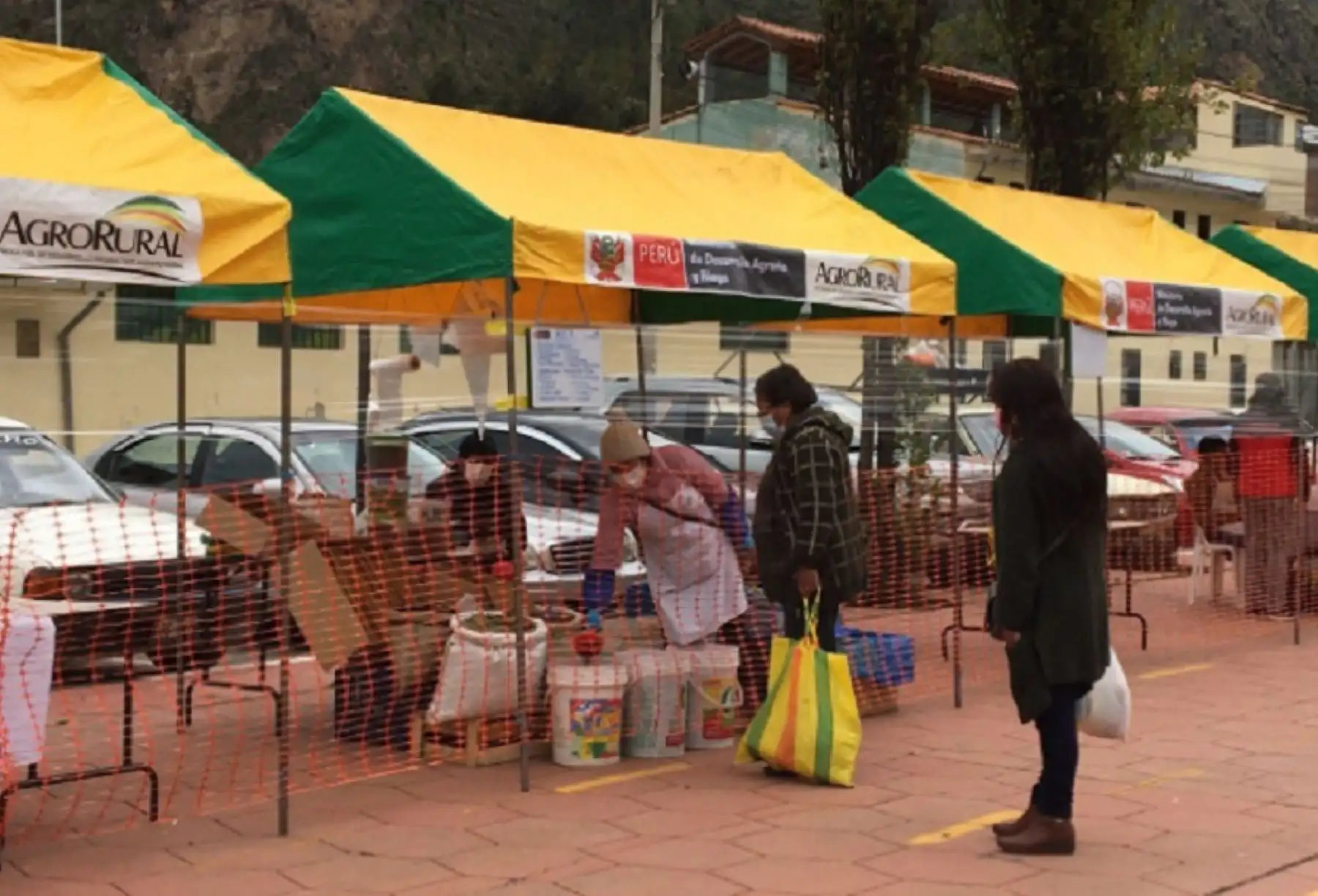 El nuevo Agro Rural, unidad ejecutora del Ministerio de Desarrollo Agrario y Riego (Midagri), implementa, desde hoy hasta el 22 de mayo, cerca de 100 fechas de los Mercados Midagri “De la chacra a la olla 2021” en varias regiones del país y en Lima, con el objetivo de seguir garantizando el abastecimiento, a precios asequibles, de alimentos provenientes de la Agricultura Familiar.