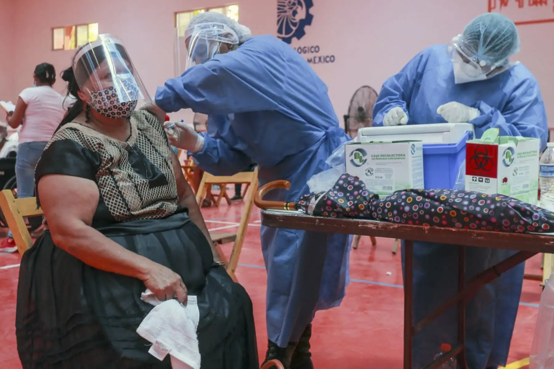 Una mujer indígena zapoteca del Istmo de Tehuantepec recibe una vacuna china de un solo disparo CanSino contra Covid-19, en Juchitán de Zaragoza, estado de Oaxaca, México. Foto: AFP