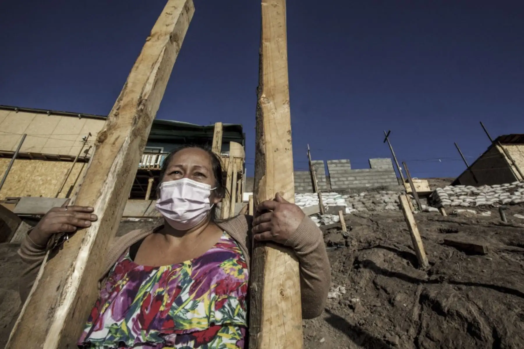 Romelia Cabrera, de 48 años, posa en un campamento en Altamira, Antofagasta, Chile, el 27 de abril de 2021. - El levantamiento social de 2019 y la pandemia covid-19 han recuperado la miseria de los “campamentos” -asentamientos informales-, que Chile pensaba. tener bajo control. Foto: AFP