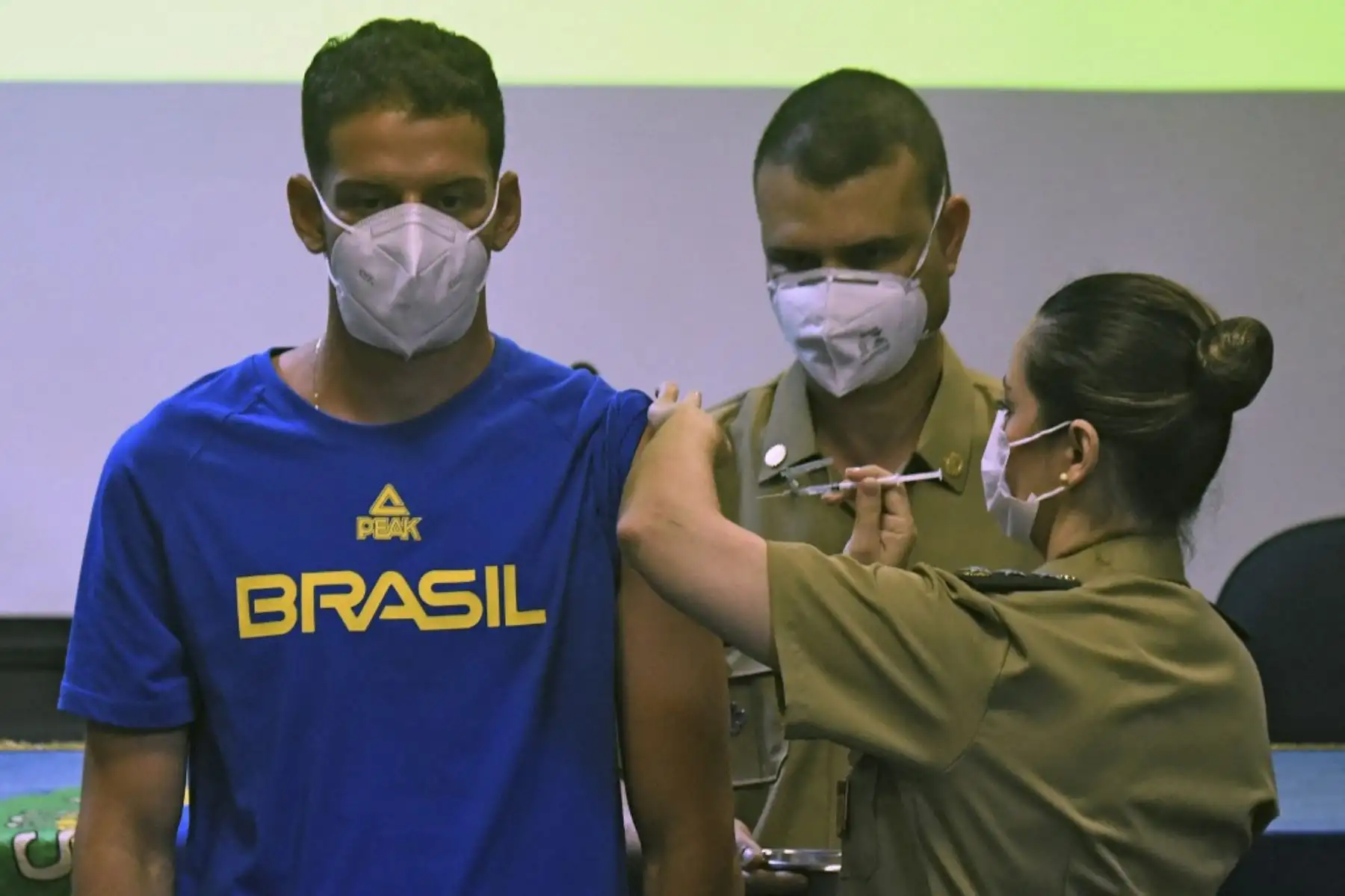 El atleta brasileño de arco y flecha Marcus Vinicius D