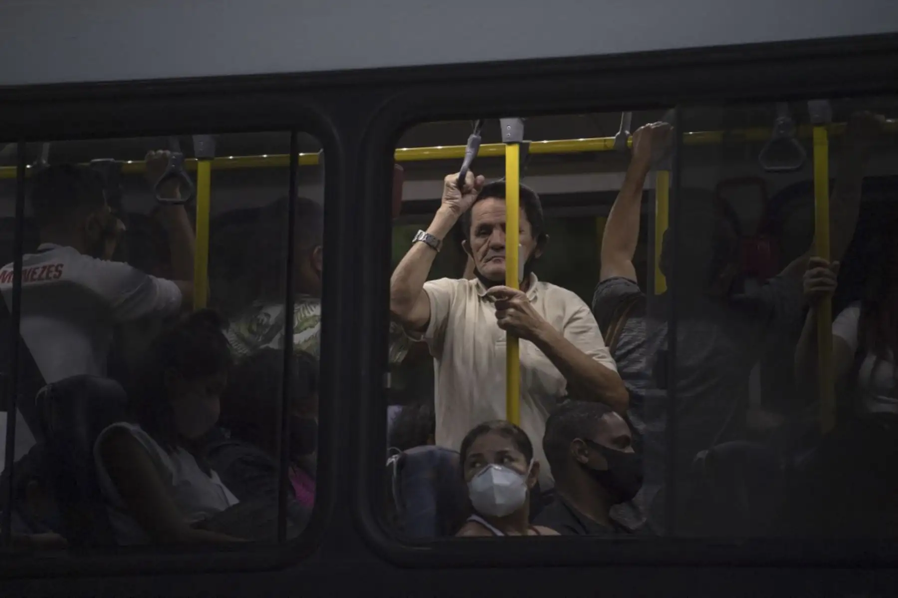 Un hombre que no usa mascarilla viaja en un autobús de transporte público lleno de gente durante la pandemia de covid-19 en el barrio de Laranjeiras en Río de Janeiro, Brasil. Foto: AFP