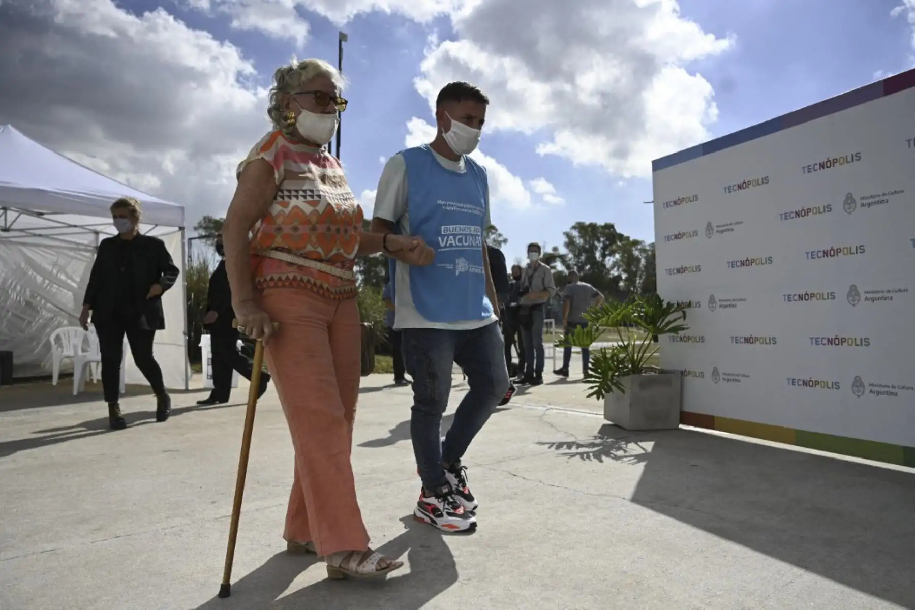 Una anciana es acompañada antes de ser inoculada con una dosis de la vacuna rusa Sputnik V contra COVID-19, en el parque Tecnopolis de Villa Martelli, provincia de Buenos Aires, Argentina. Foto: AFP
