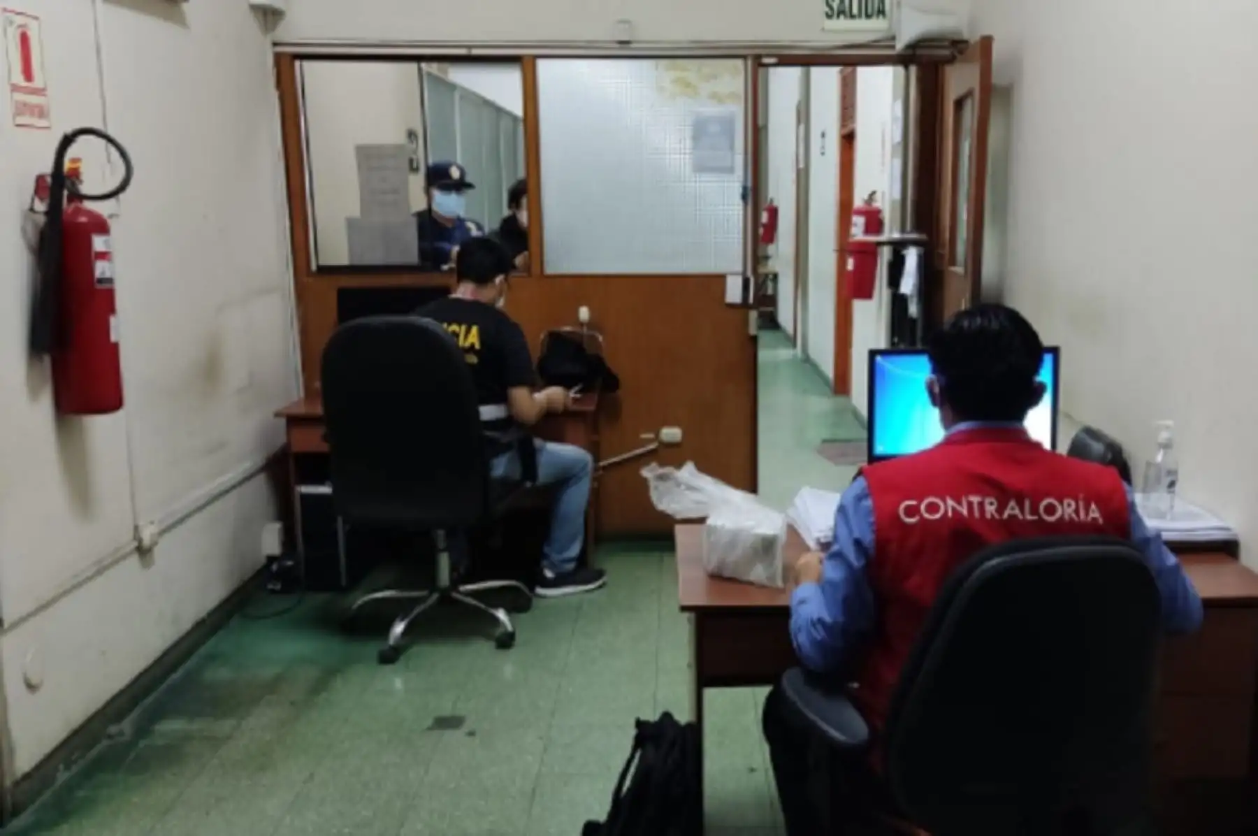La Contraloría General participa de una intervención conjunta con el Ministerio Público y la Policía Nacional del Perú en las oficinas del Gobierno Regional de Piura por las denuncias de las cartas fianzas falsas en la obra de mejoramiento del Centro de Salud de Máncora.
