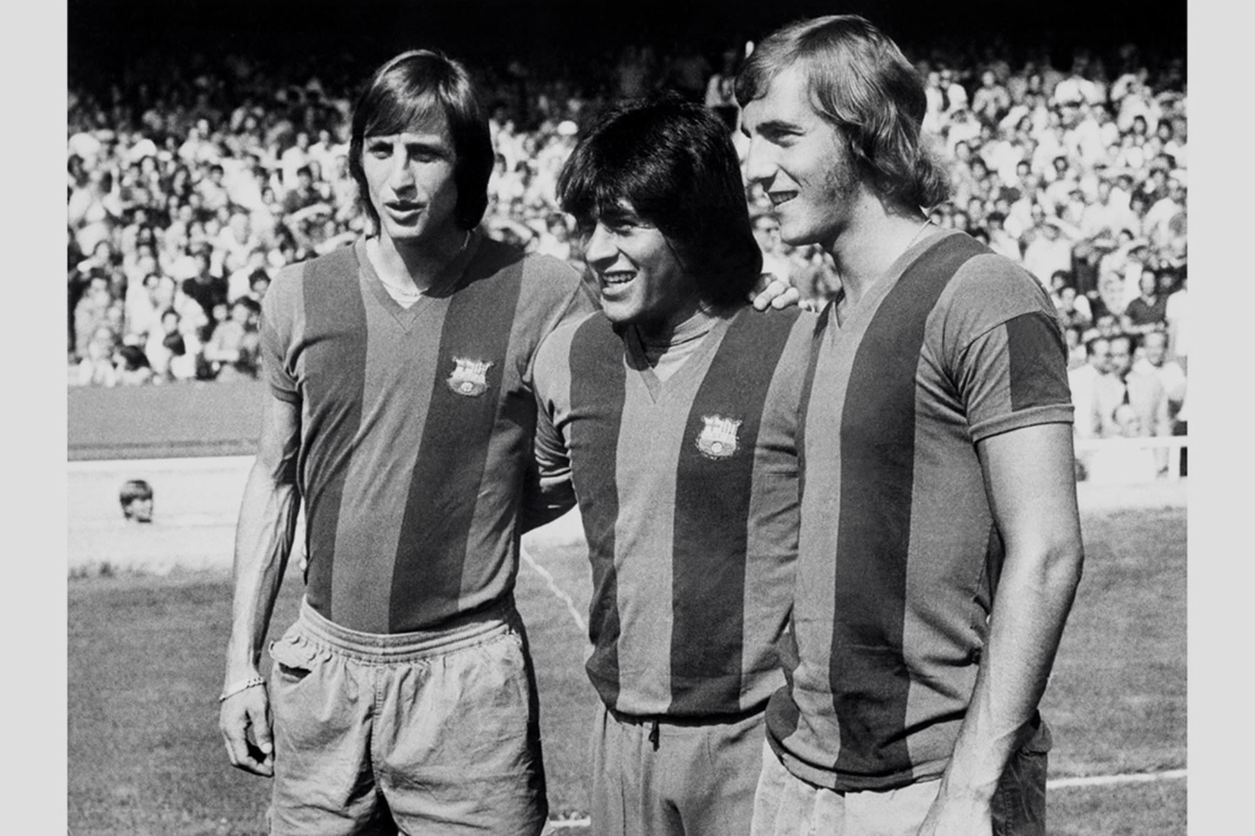 Johan Cruyff, Hugo Sotil y Johan Neeskens del FC Barcelona posan, el 1 de agosto de 1974, antes de un partido en el estadio Camp Nou de Barcelona. Foto: AFP