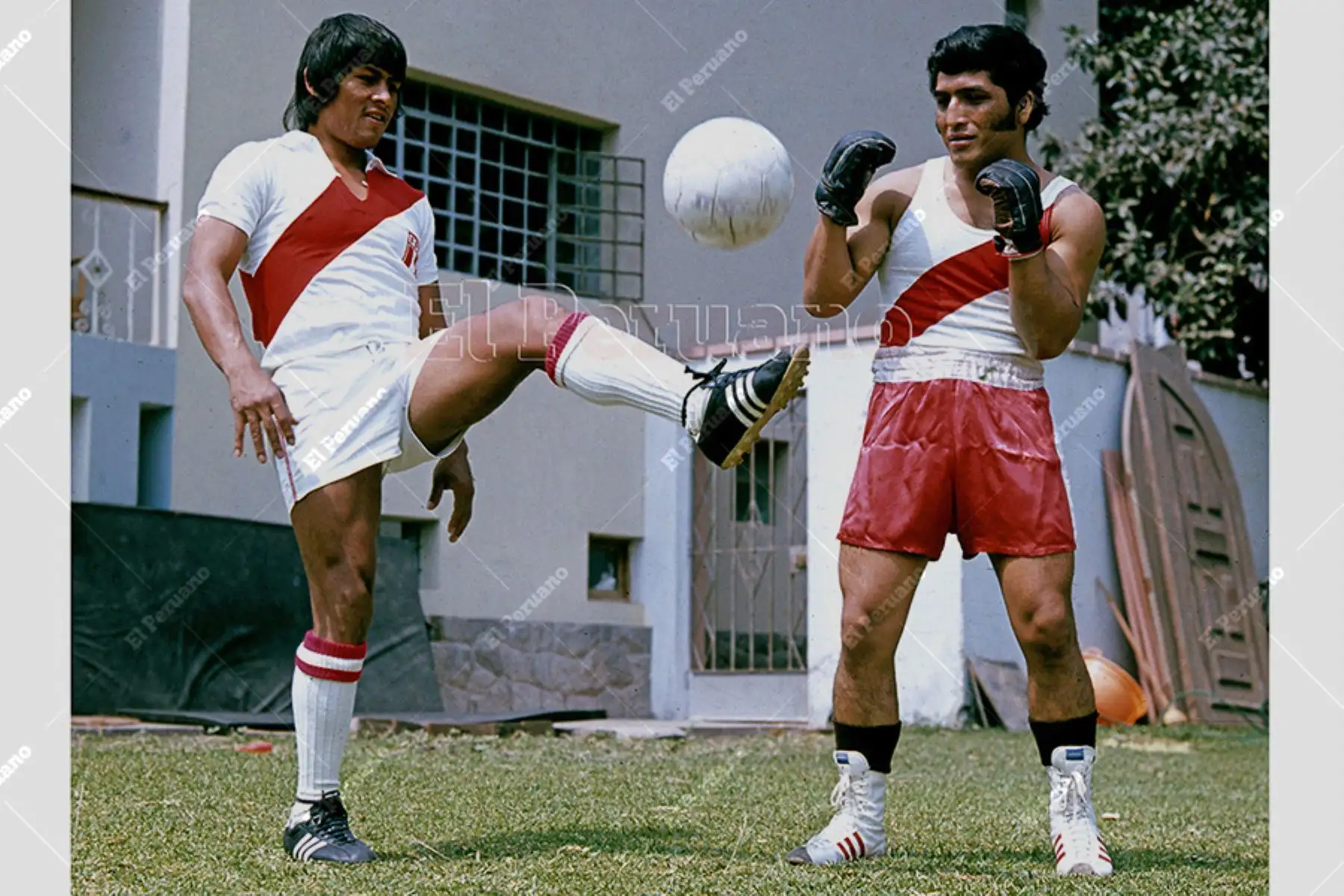 Lima - década 70 / Hugo Sotil con camiseta y el boxeador Carlos Burga en una producción especial para el diario La Crónica. Foto: Archivo Histórico de EL PERUANO