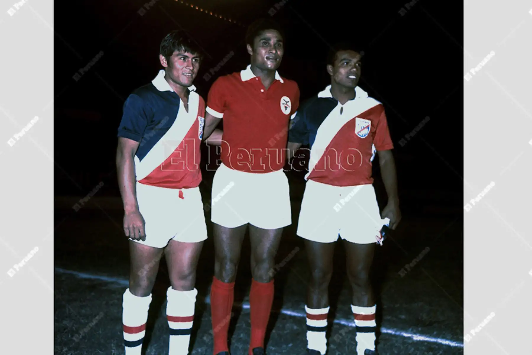 Lima - 15 enero 1971 / El futbolista Eusebio flanqueado por Hugo Sotil y Teófilo Cubillas la noche en que el combinado Municipal-Alianza cayó ante Benfica de Portugal. Foto: Archivo Histórico de EL PERUANO