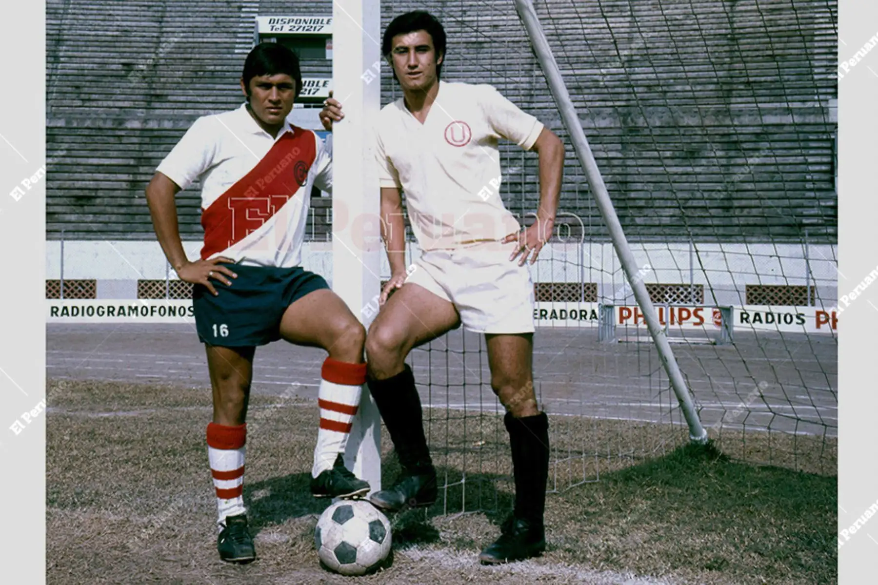 Lima - 1973 / Hugo Sotil de Deportivo Municipal y Percy Rojas de Universitario de Deportes en una producciónpara el diario  La Crónica.  Foto: Archivo Histórico de EL PERUANO