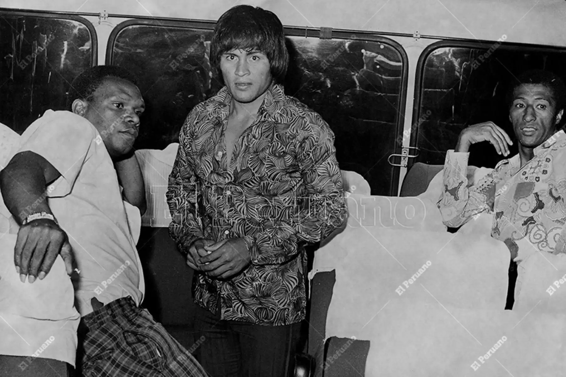 Lima - década 1970 / Pedro Pablo "Perico" León y Hugo "Cholo" Sotil en el bus de la selección peruana de Fútbol. Foto: Archivo Histórico de EL PERUANO