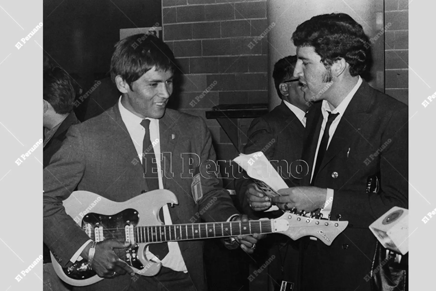 Ciudad de México - 7 mayo 1970 / Hugo Sotil con guitarra eléctrica a su llegada a México procedente de Los Angeles. La selección peruana de fútbol se trasladará luego a Léon para su participación en México 70. Foto: Archivo Histórico de EL PERUANO