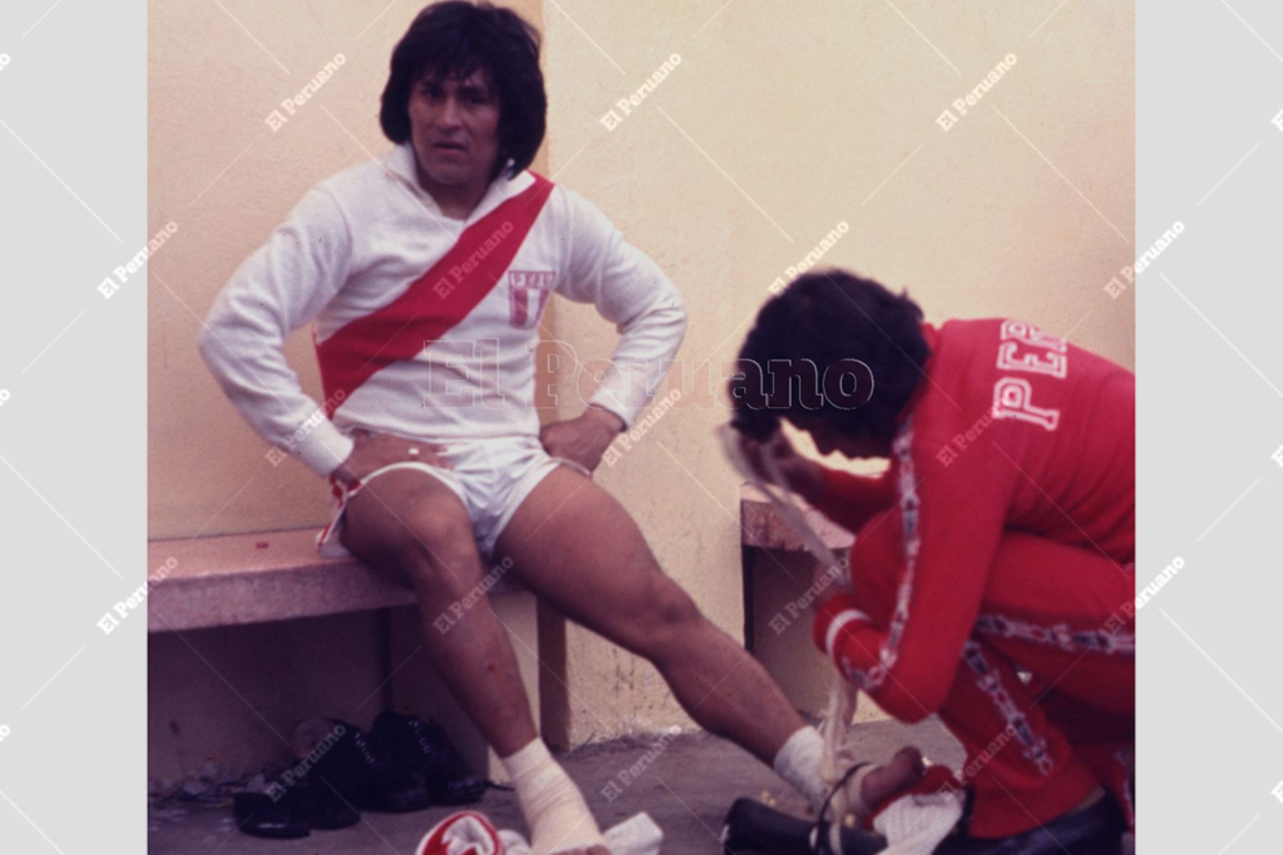 Lima - década 1970 / El "Cholo" Sotil recibe atención en el camerín de la selección peruana de fútbol. Foto: Archivo Histórico de EL PERUANO