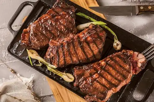 El bife de chorizo, quizá el corte emblema de una gastronomía que gira en torno a las carnes. Foto: Internet