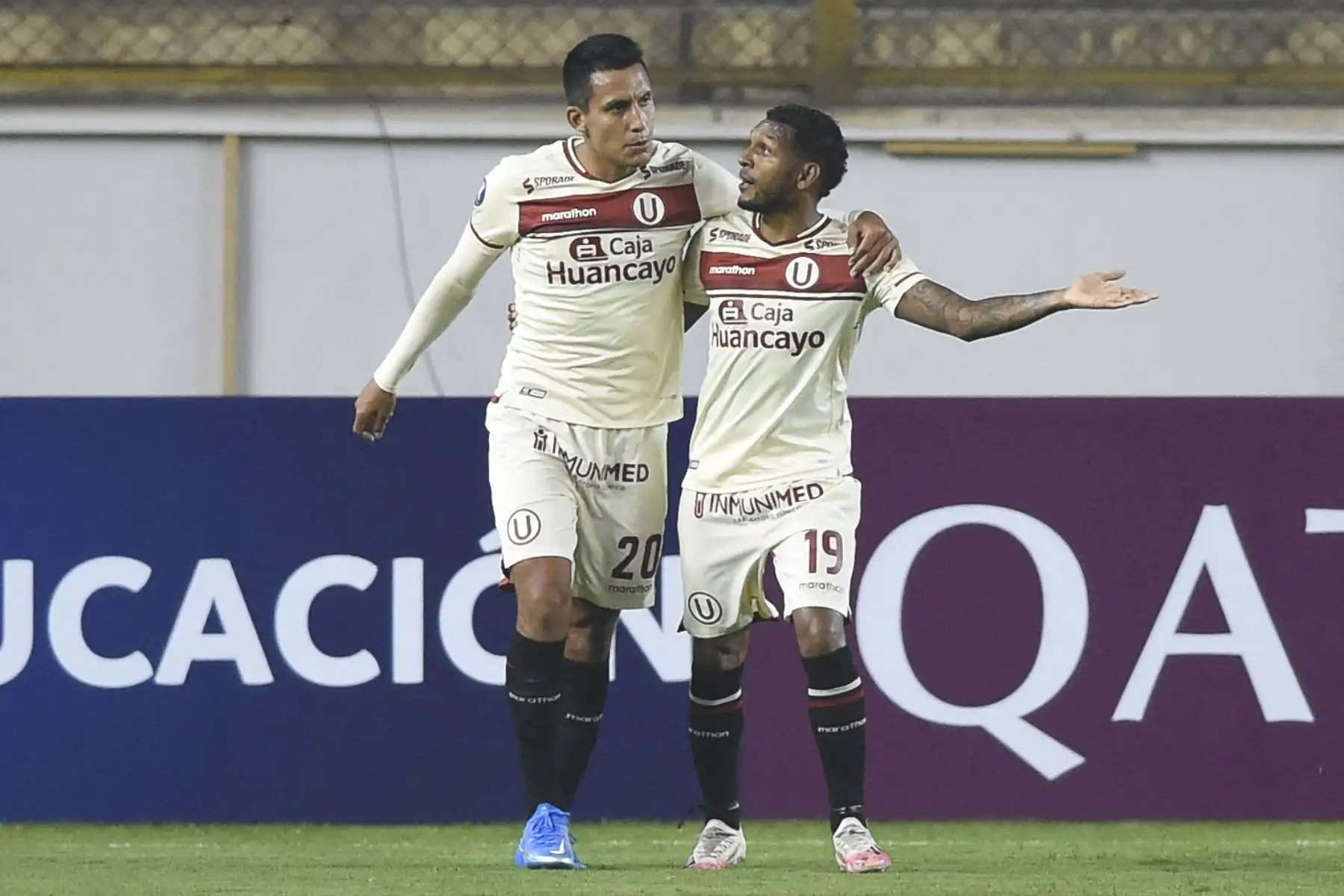 Alex Valera de Universitario celebra tras anotar ante Independiente del Valle de Ecuador durante el partido de la fase de grupos de la Copa Libertadores, en el Estadio Ate Monumental. Foto: AFP