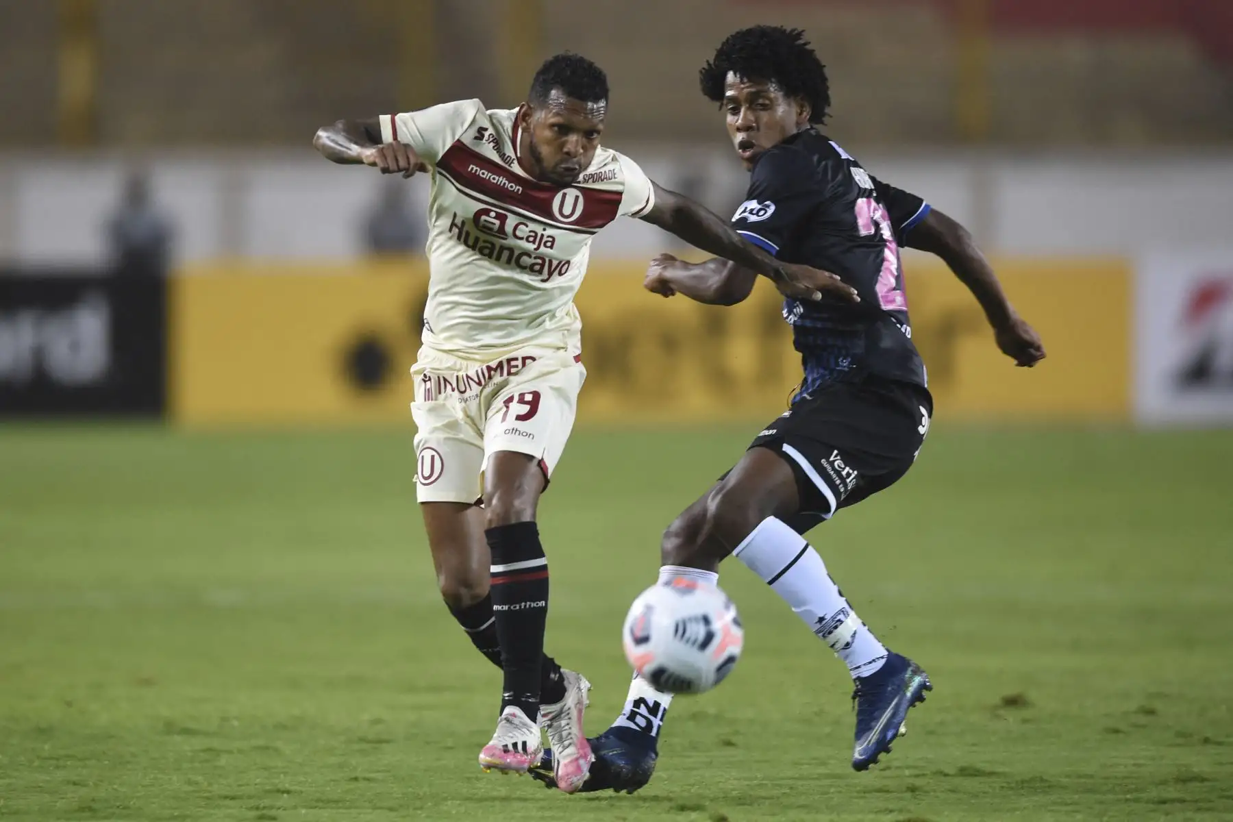 Alberto Quintero de Universitario se enfrenta ante la marca Nicolás Previtali de Independiente del Valle de Ecuador durante partido por la Copa Libertadores, en el Estadio Monumental. Foto: AFP