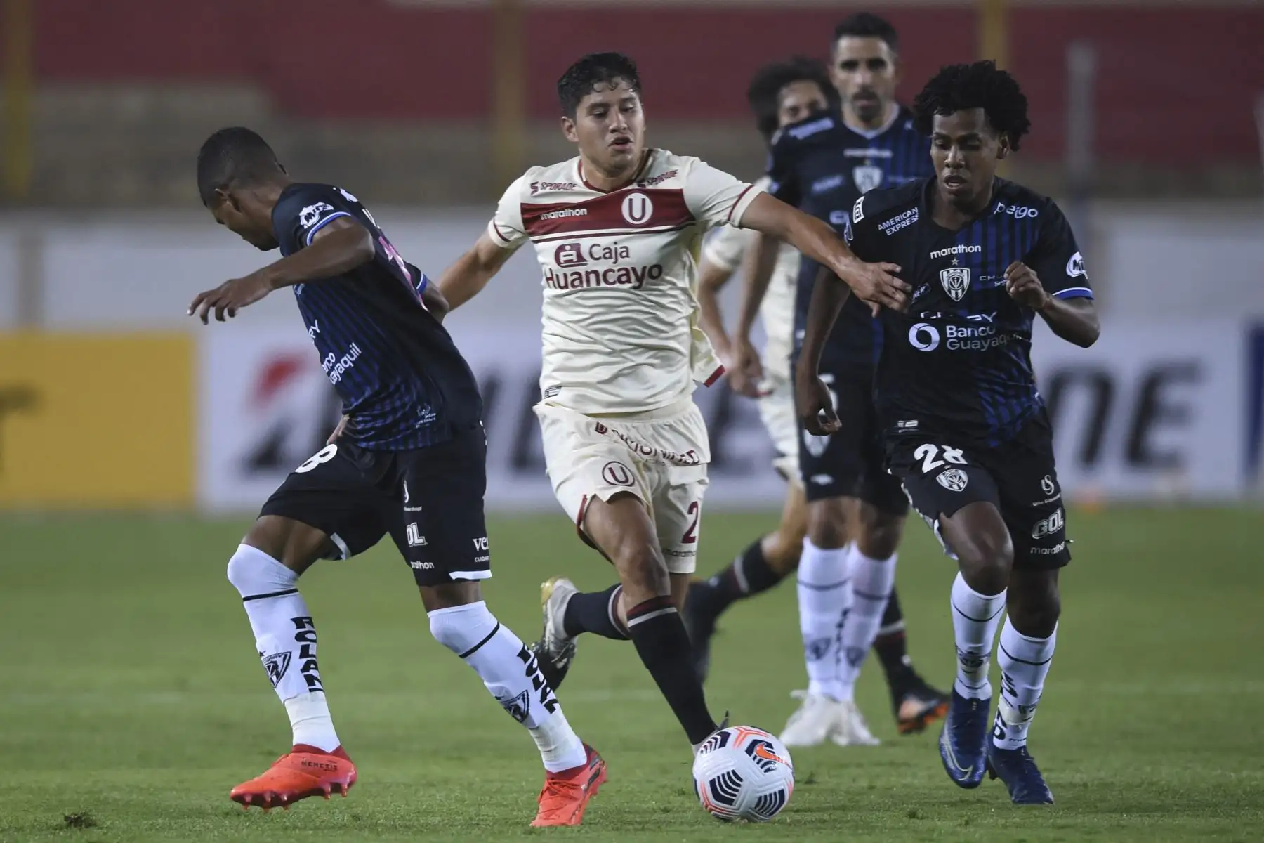 Luis Valverde de Universitario se enfrenta ante la marca de José Hurtado de Independiente del Valle durante el partido de la fase de grupos de la Copa Libertadores, en el Estadio Monumental. Foto: AFP