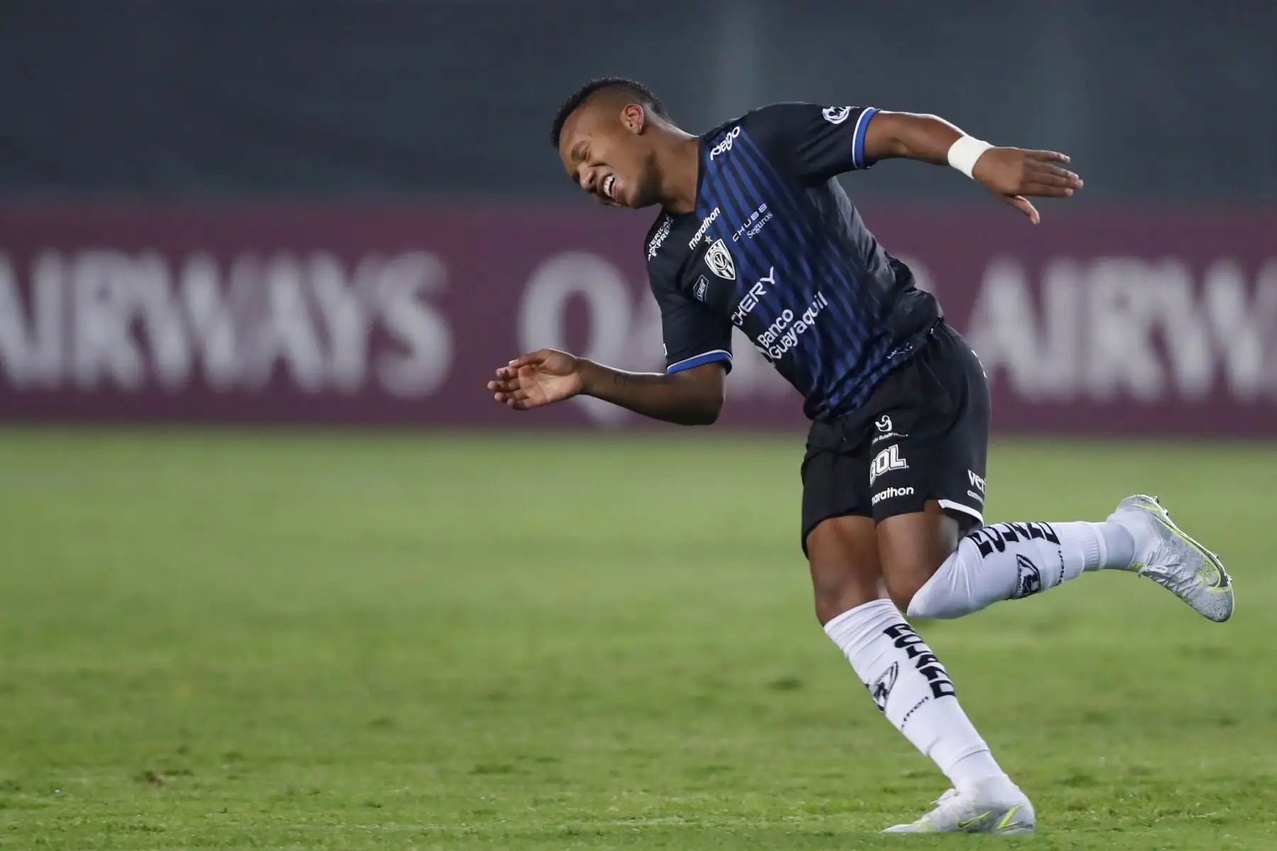 Jhon Sánchez de Independiente del Valle celebra un gol durante partido ante Universitario por la Copa Libertadores, en el Estadio Monumental. Foto: EFE