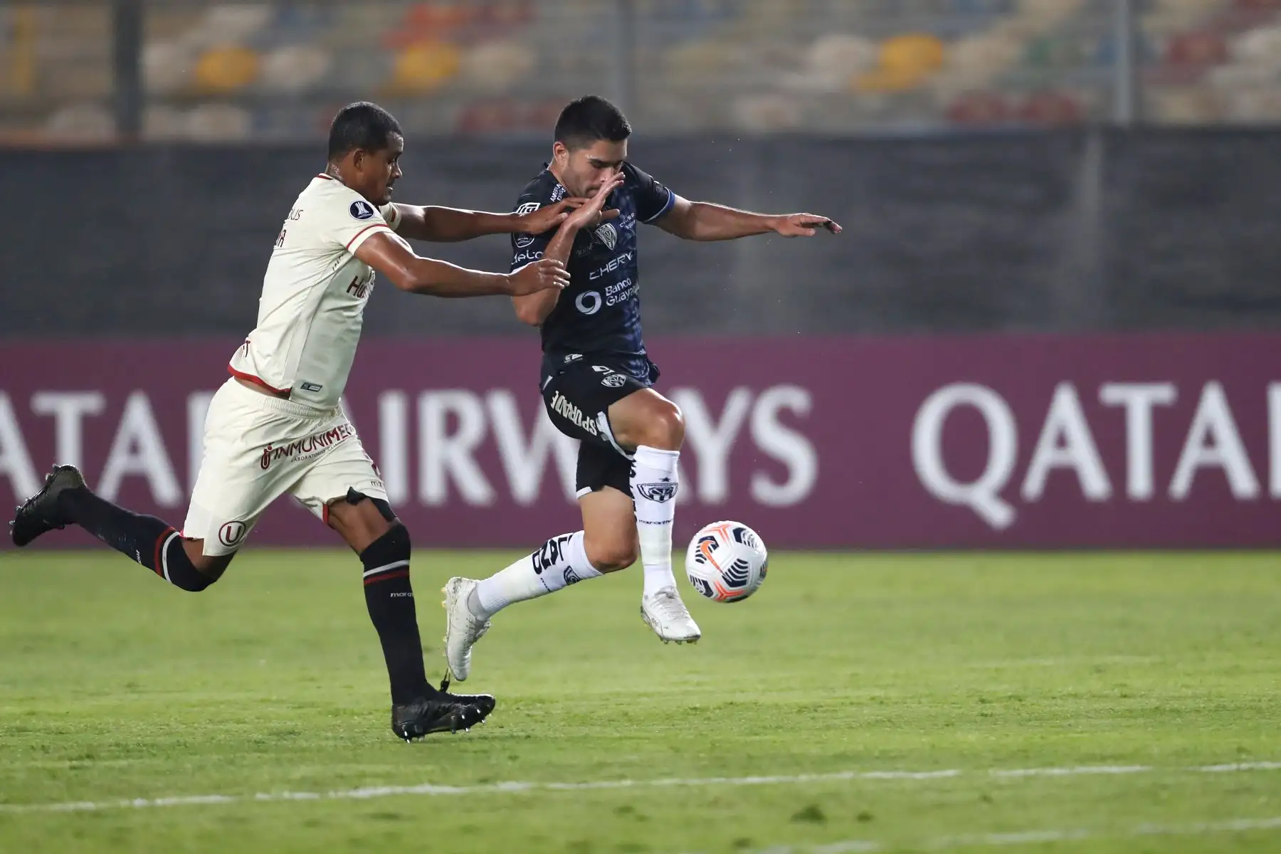 Nelinho Quina de Universitario disputa un balón con Brian Montenegro de Independiente del Valle durante partido por la Copa Libertadores, en el Estadio Monumental. Foto: EFE