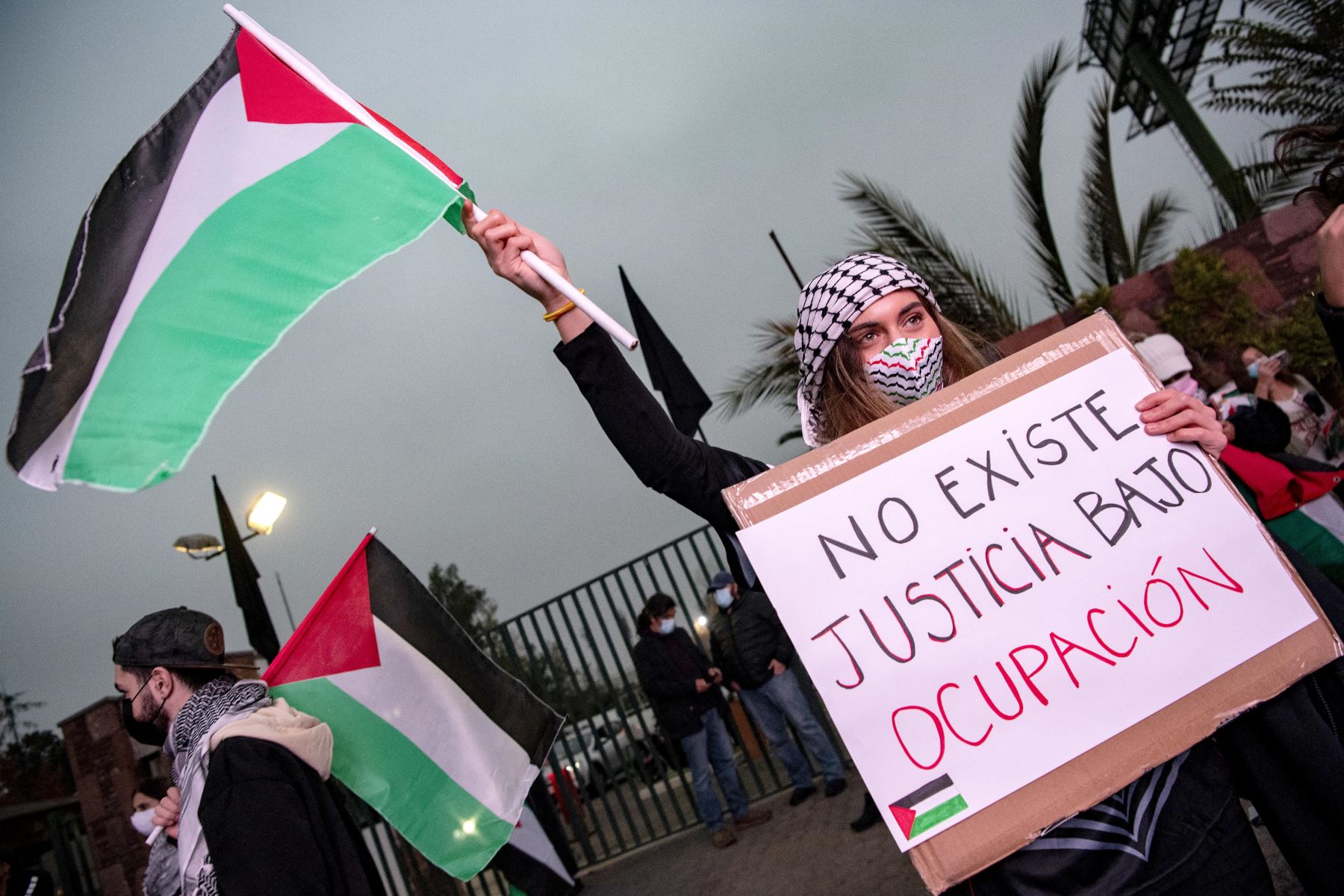 Los manifestantes iniciaron la protesta fuera del club Palestino con bailes, banderas palestinas y pancartas con leyendas como "no existe justicia con ocupación" y "no más genocidio". Foto: AFP